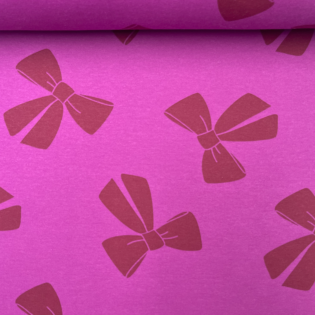 Tissu Sweat Doux Violet – Imprimé Nœuds Enfantins