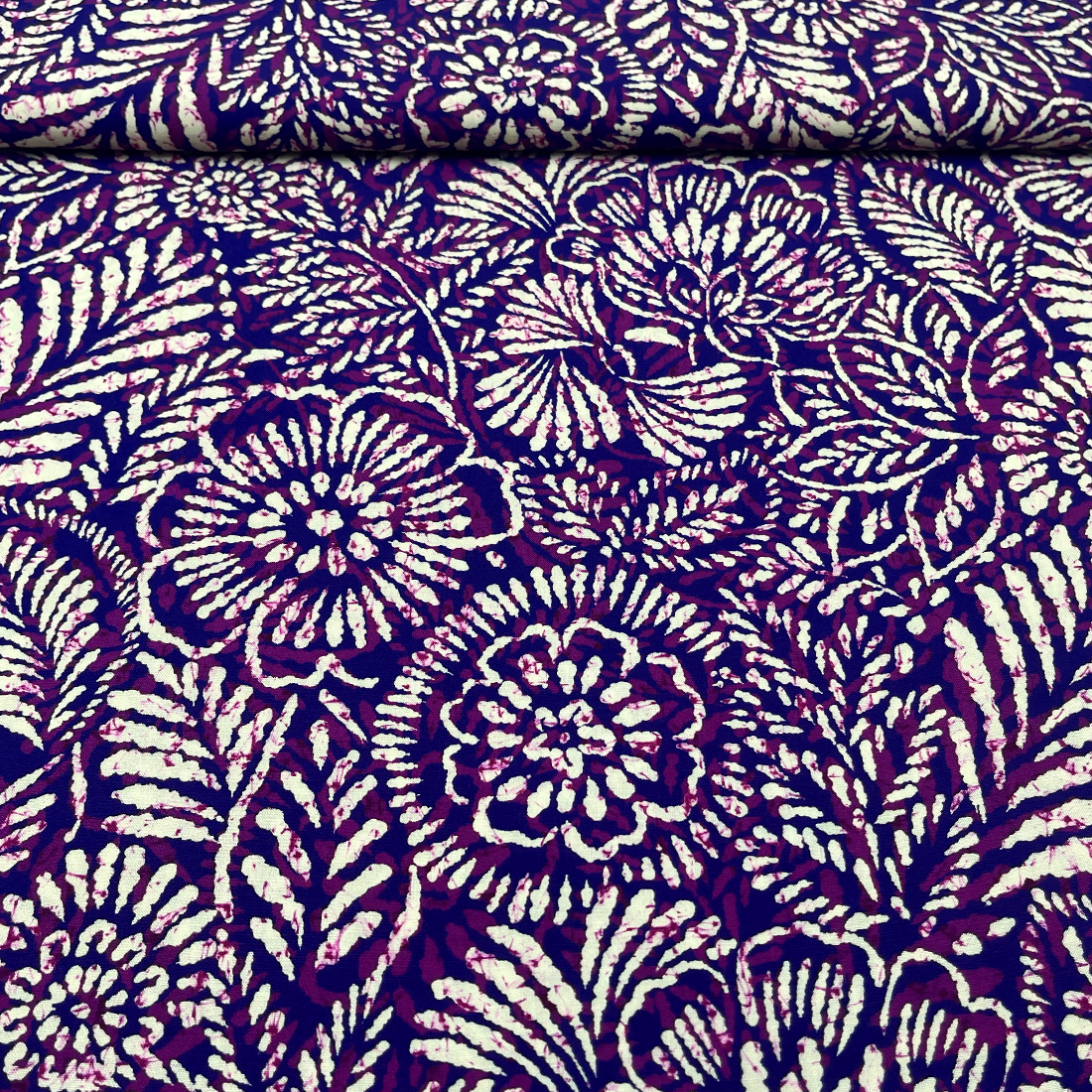 Tissu Viscose à Fleurs Violettes – Élégance Florale et Fluidité