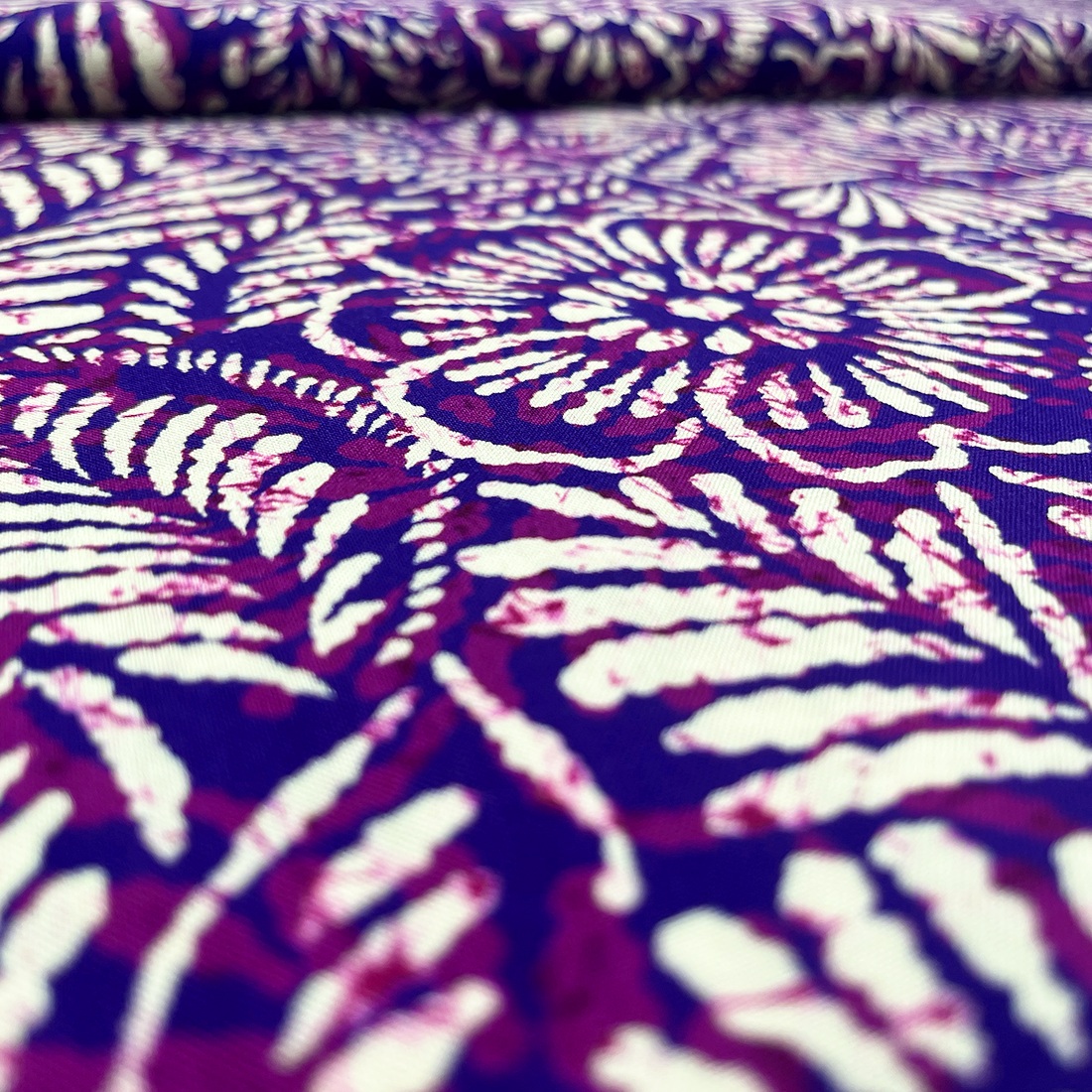 Tissu Viscose Motif Floral Violet – Douceur et Élégance