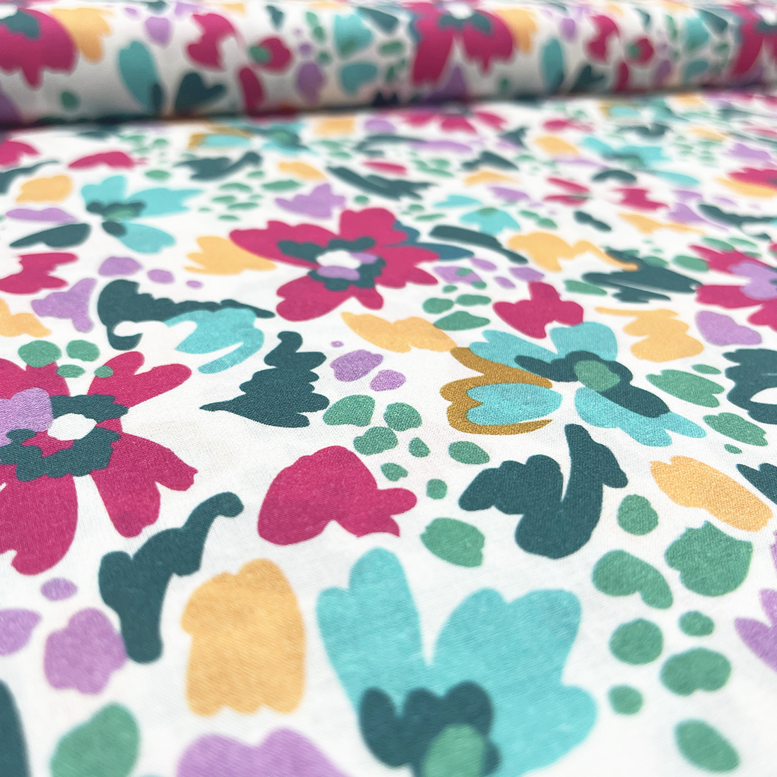 Tissu coton imprimé Liberty – Motifs floraux colorés sur fond blanc