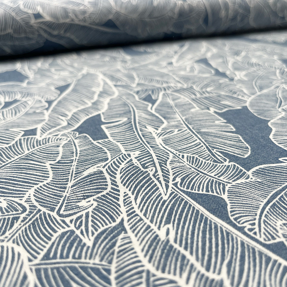 Tissu denim graphique à feuilles tropicales