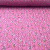 Tissu matelassé double face rose à fleurs rouges – Élégance et Confort