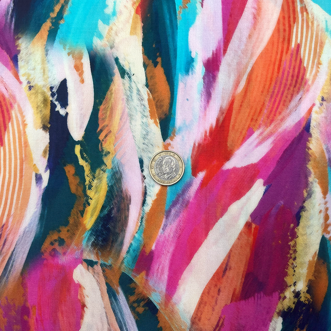Tissu plumes multicolores sur fond blanc en viscose