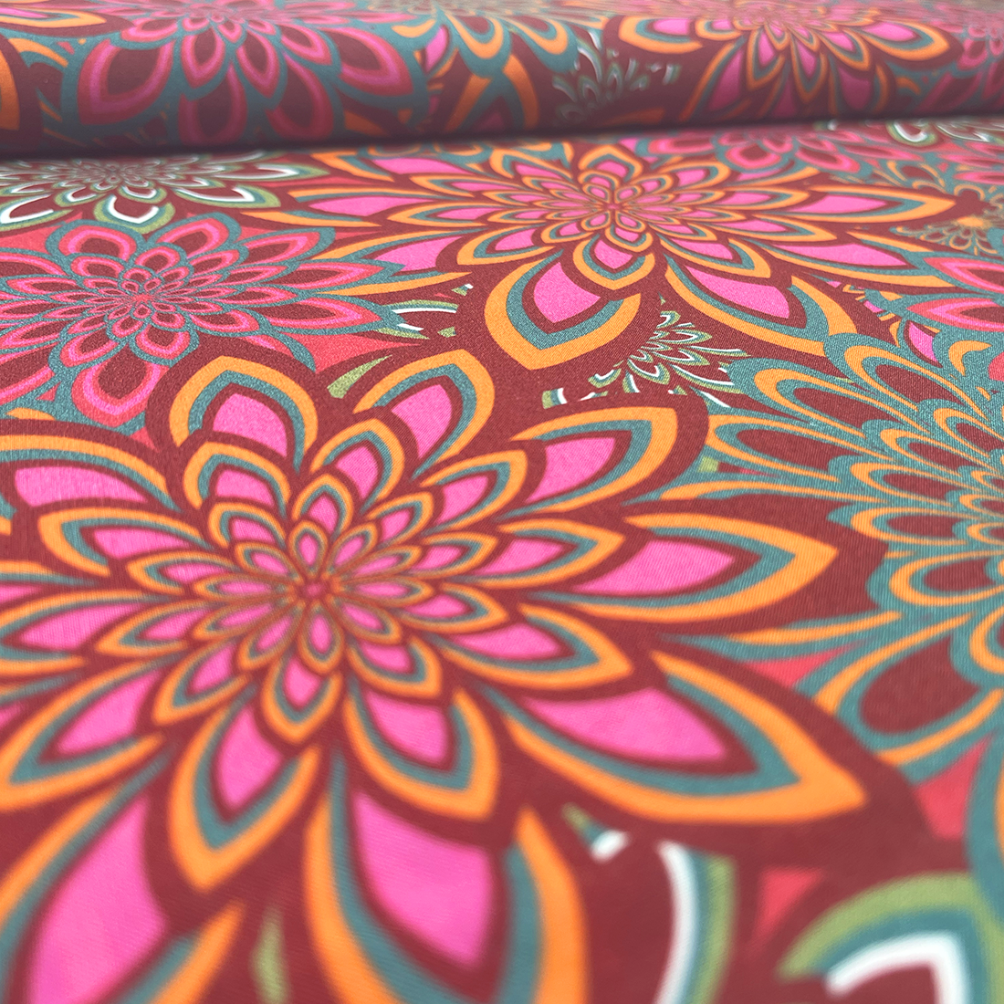 Tissu viscose fleurs stylisées – Parfait pour des créations audacieuses