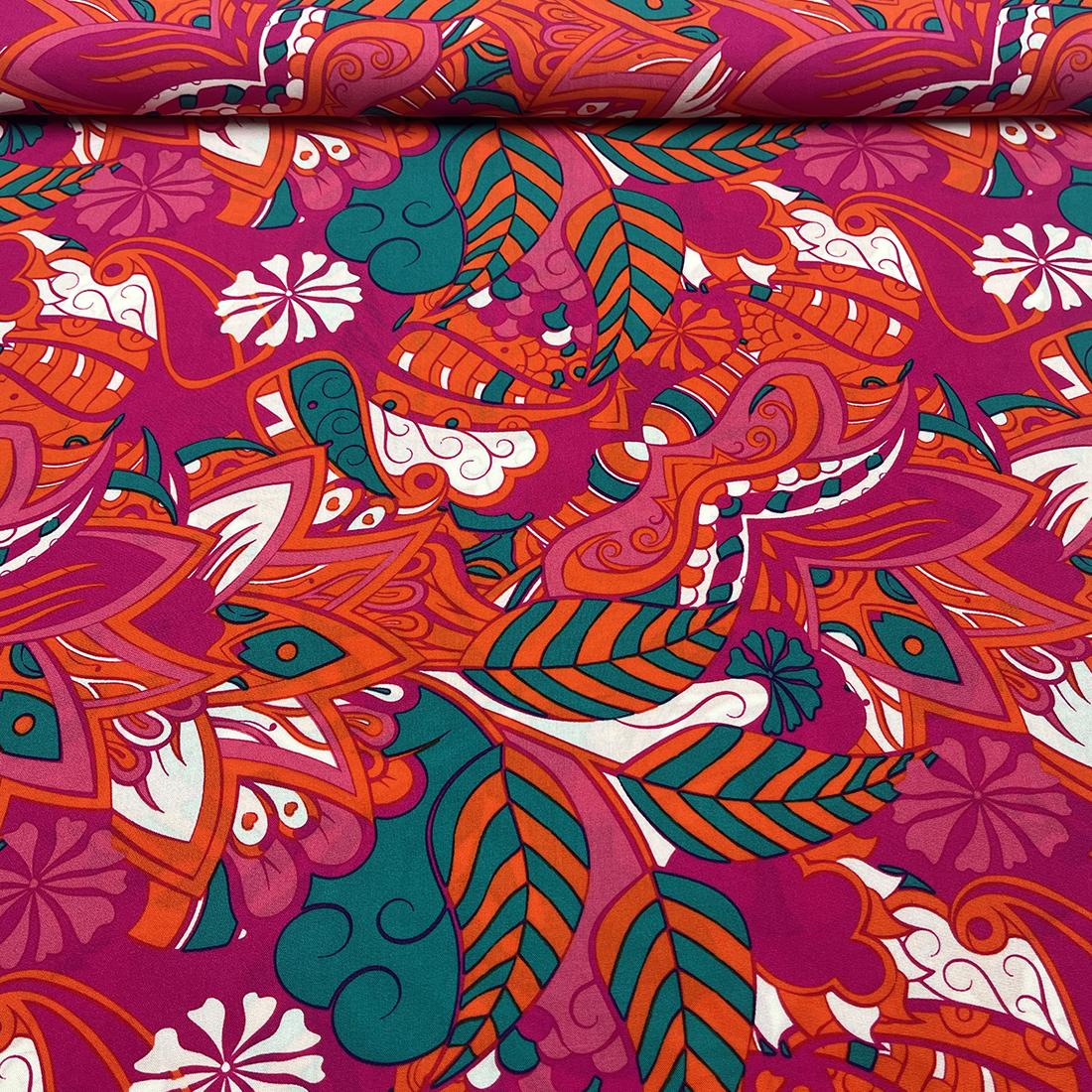 Tissu viscose imprimé feuillage – Vert, orange et rose éclatants