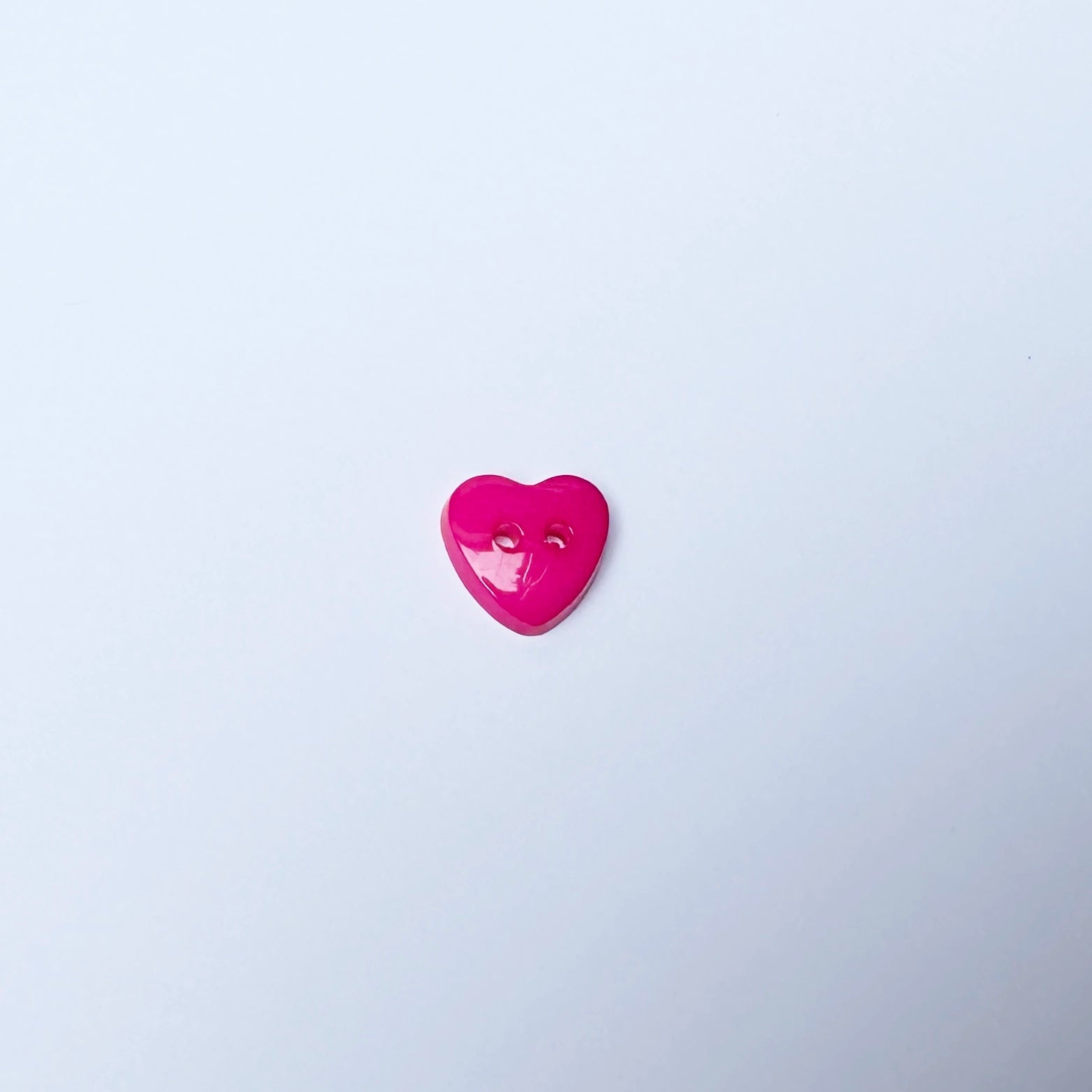 Bouton de couture coeur rose