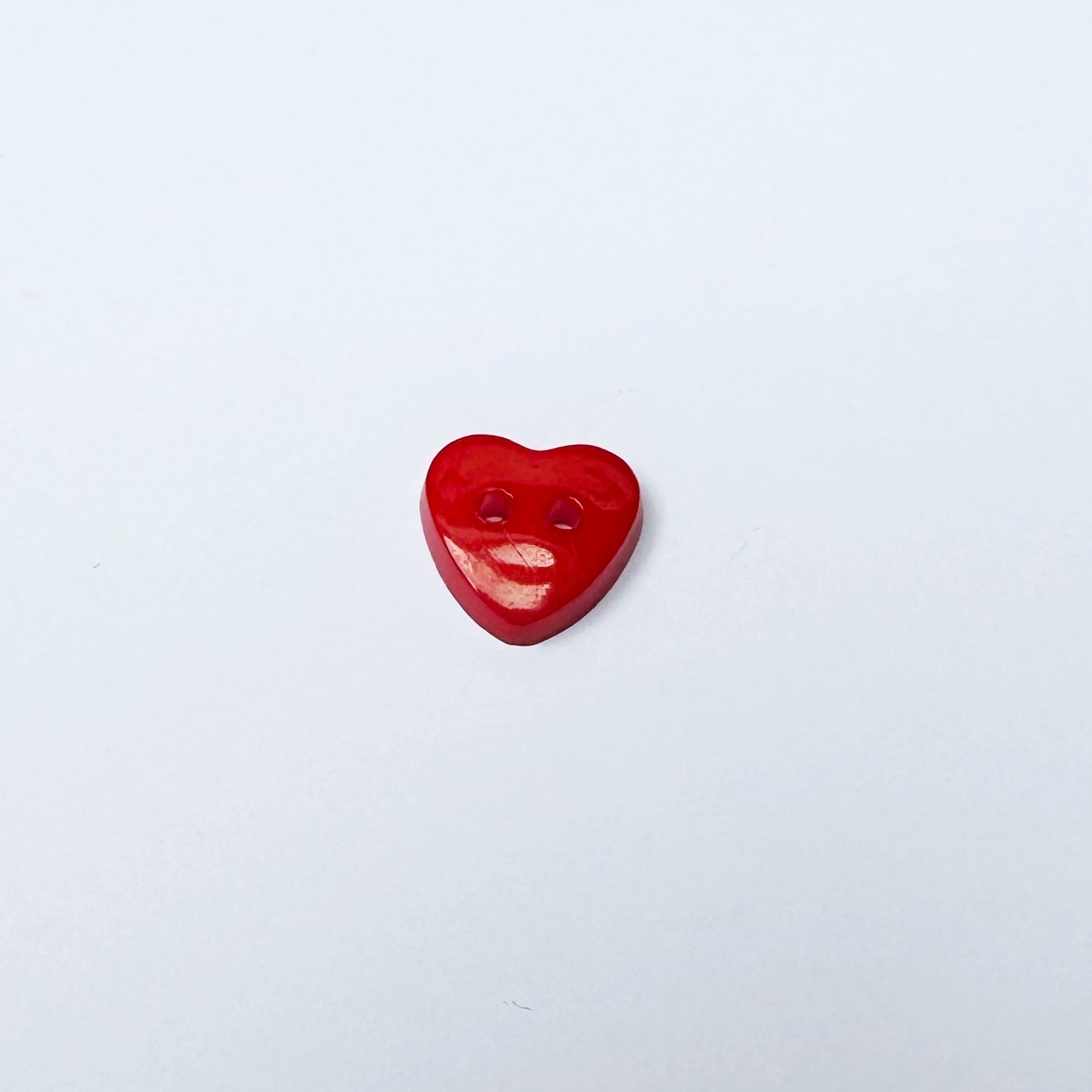 Bouton de couture coeur rouge