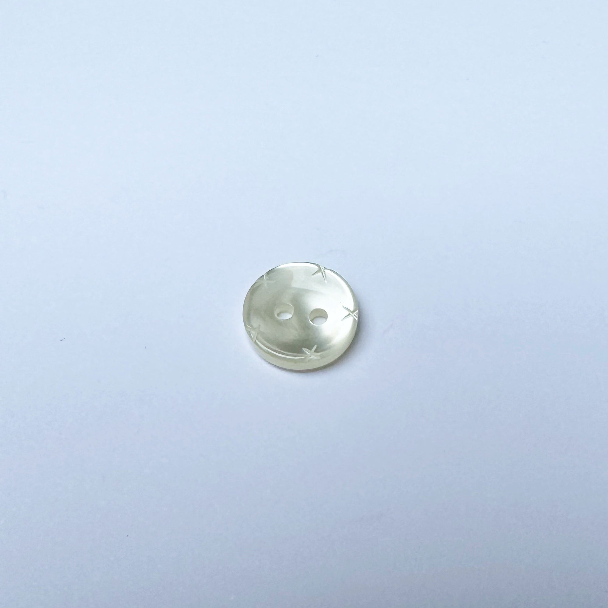 Bouton de couture nacré croix