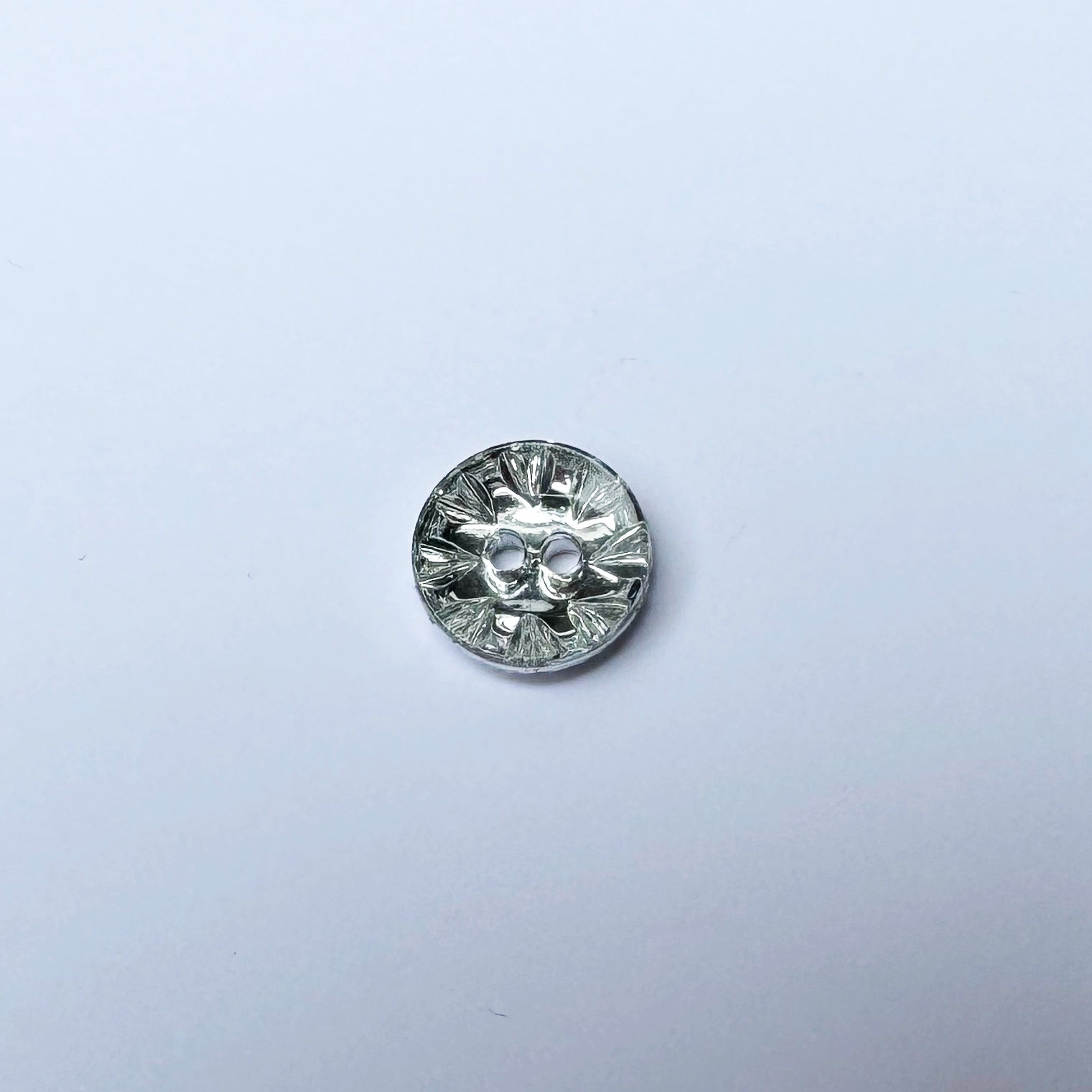 Bouton de couture relief argenté