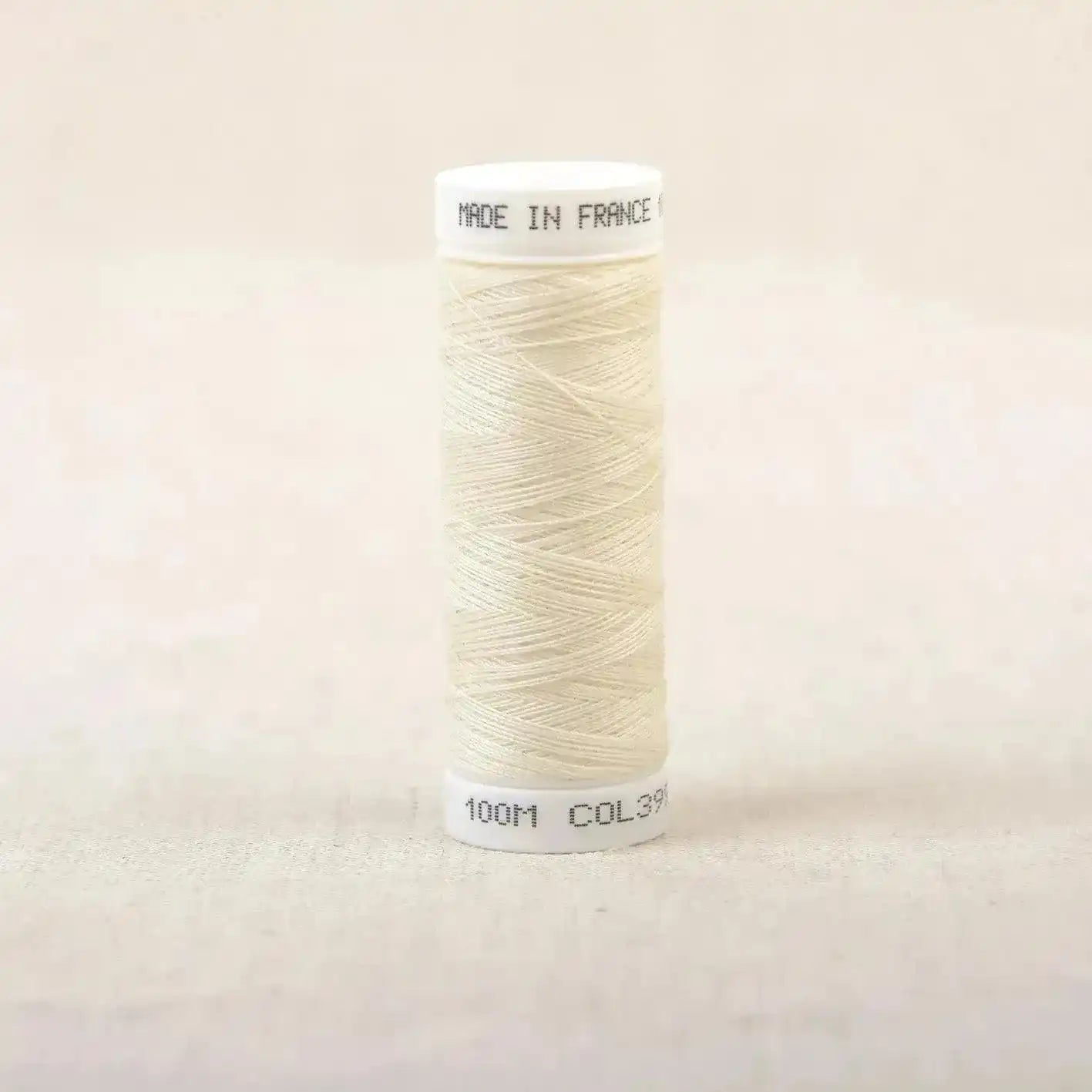 Fil à coudre beige