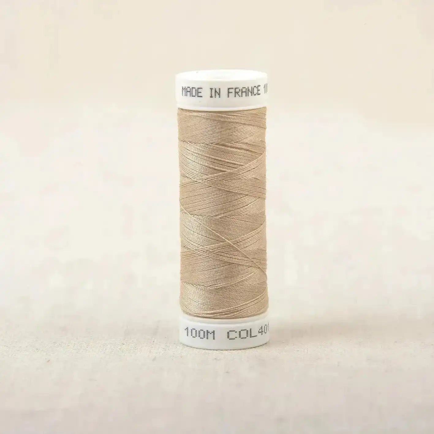 Fil à coudre beige
