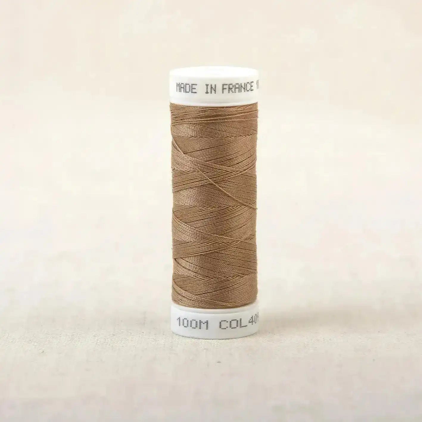 Fil à coudre beige