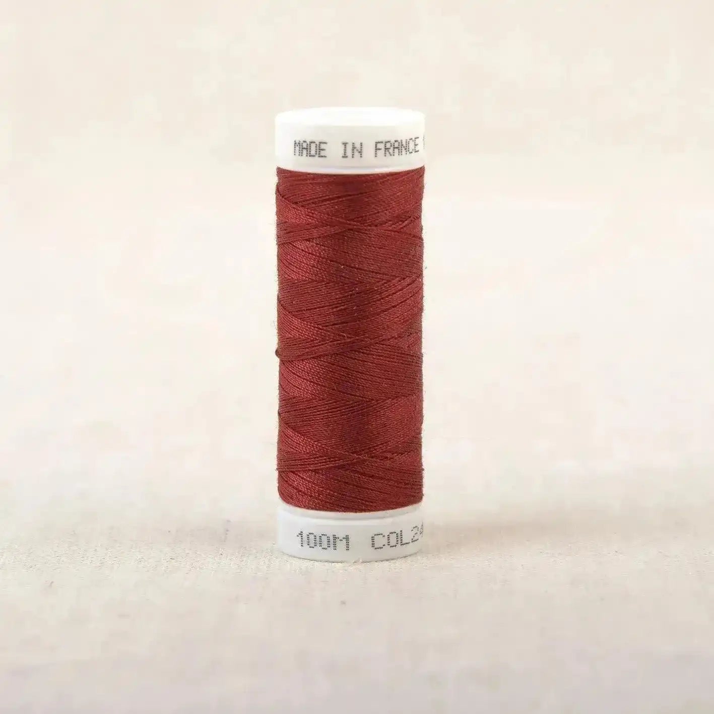 Fil à coudre bordeaux