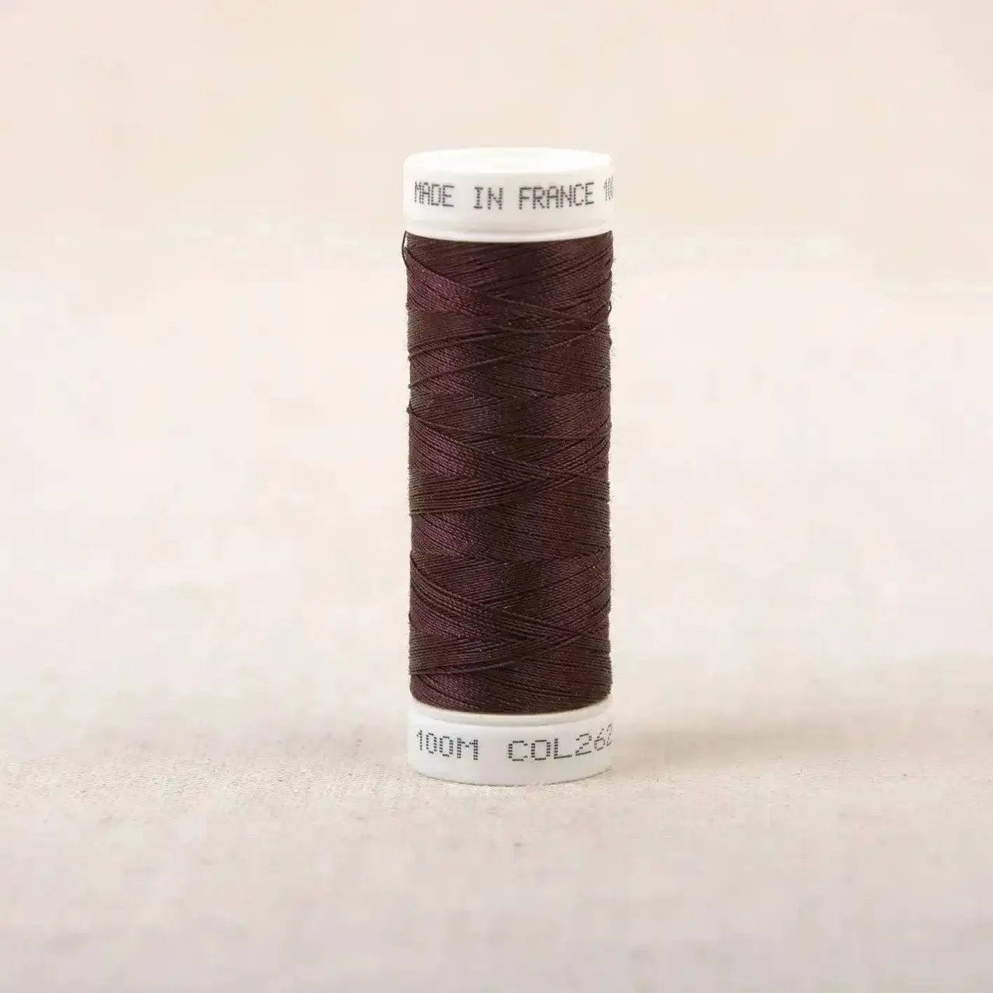 Fil à coudre bordeaux