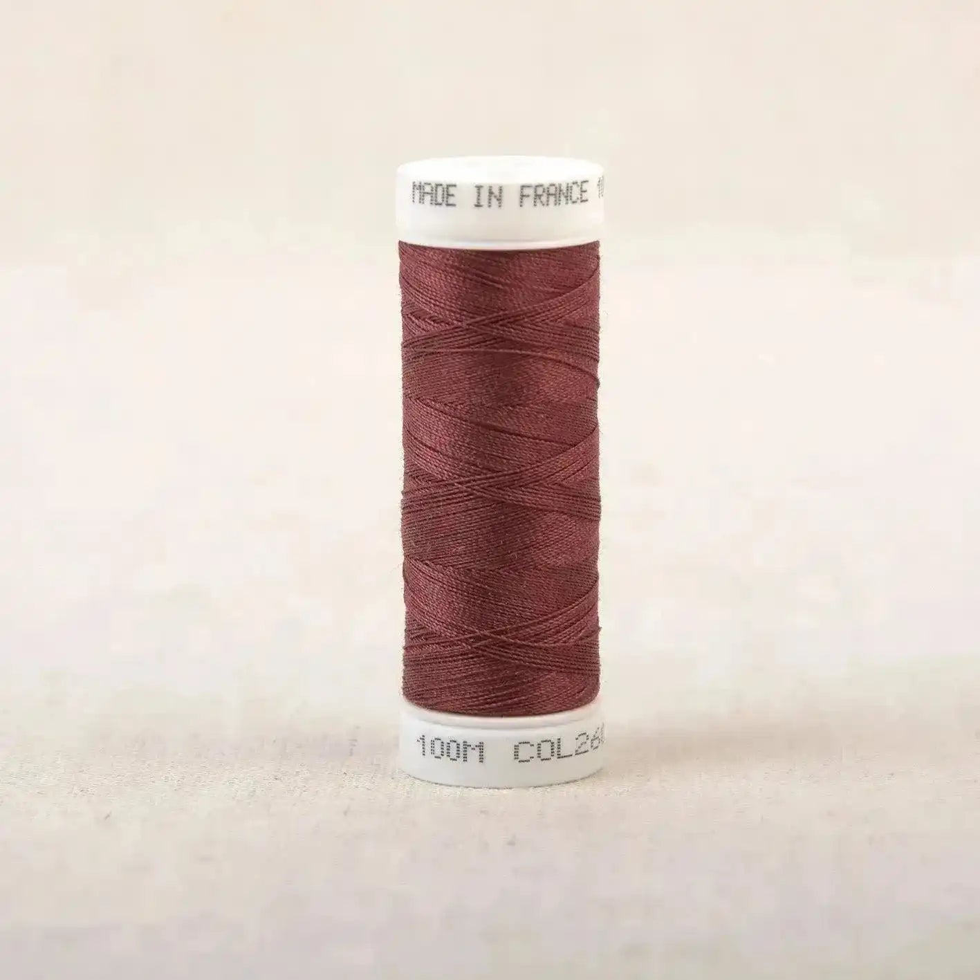 Fil à coudre bordeaux