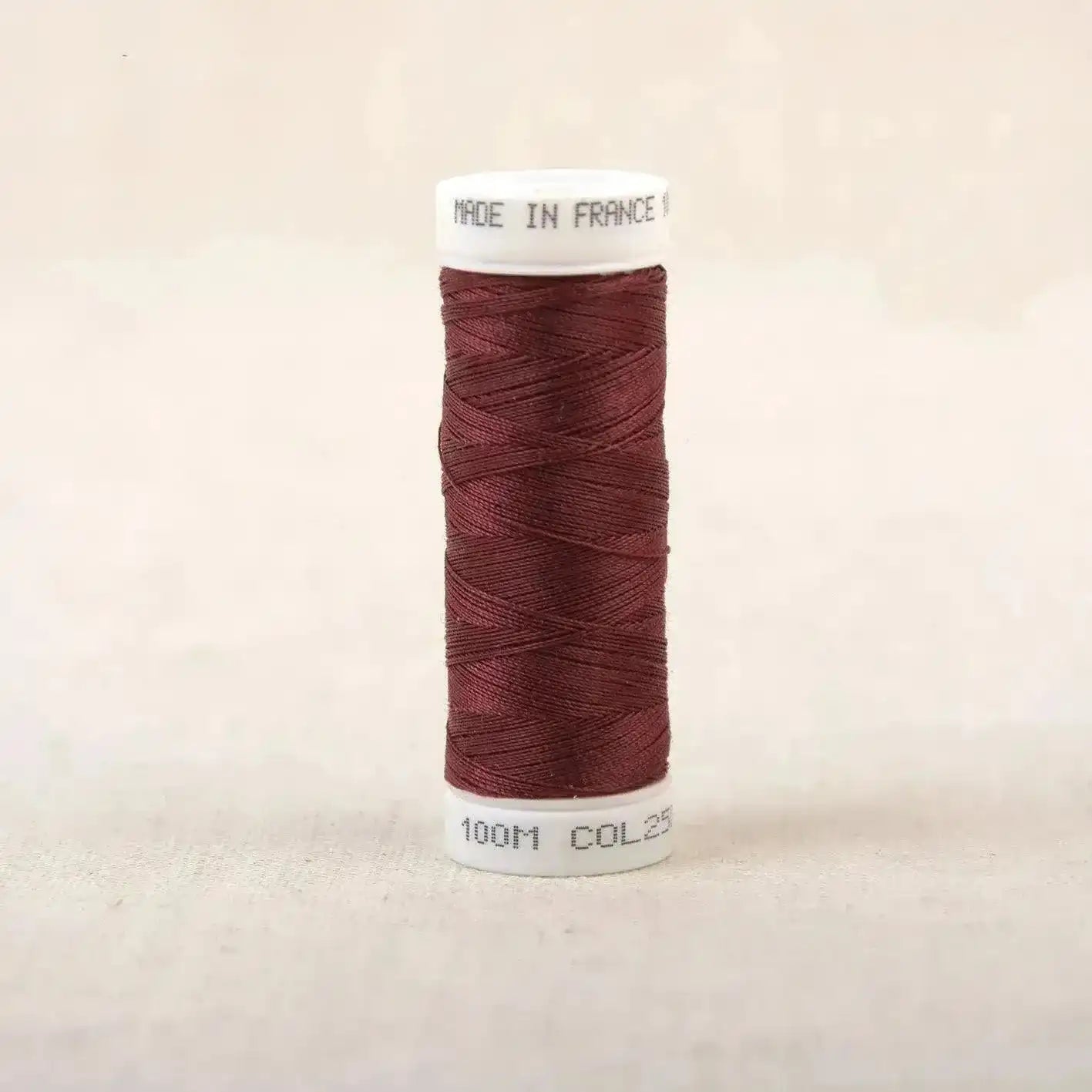 Fil à coudre bordeaux