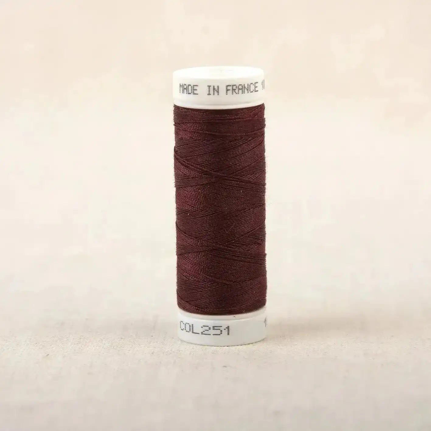 Fil à coudre bordeaux