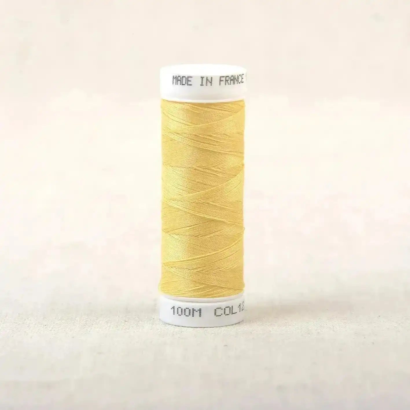 Fil à coudre jaune