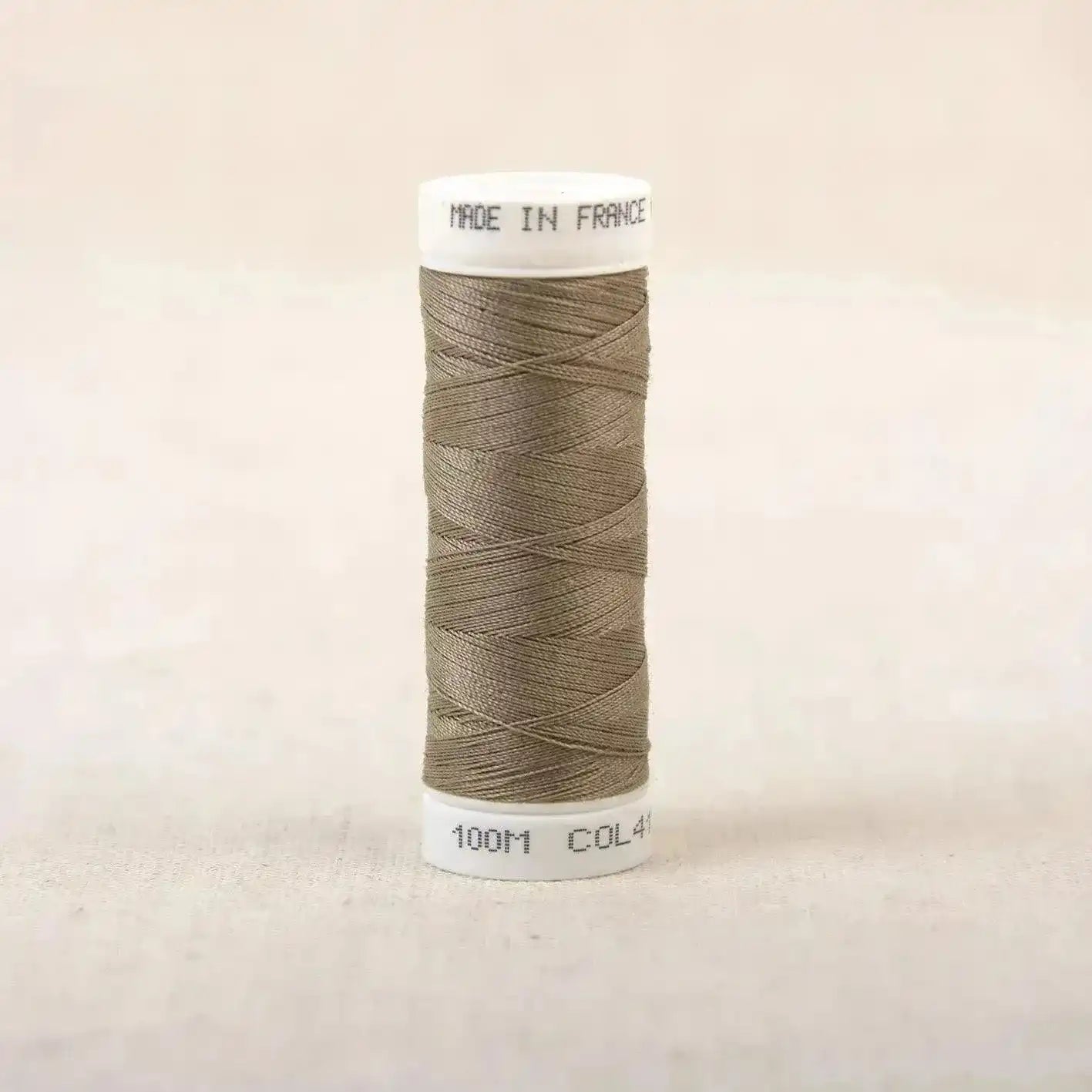 Fil à coudre marron