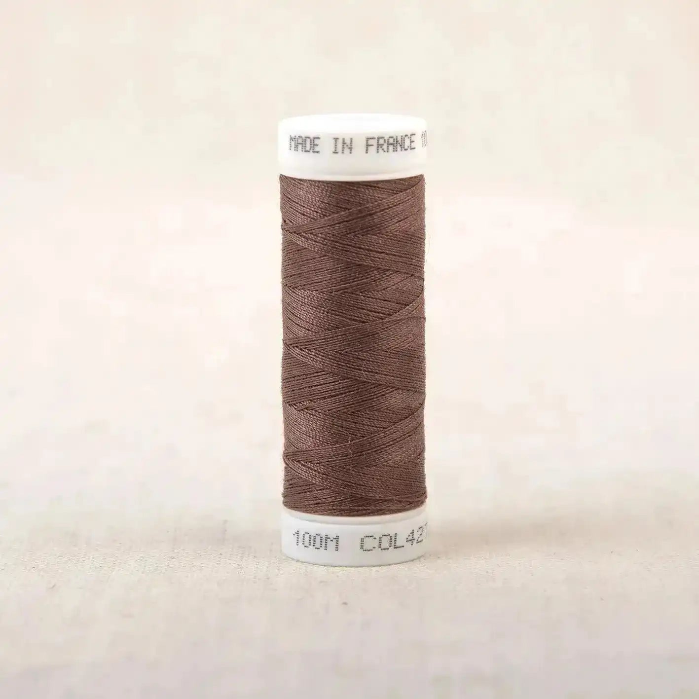 Fil à coudre marron