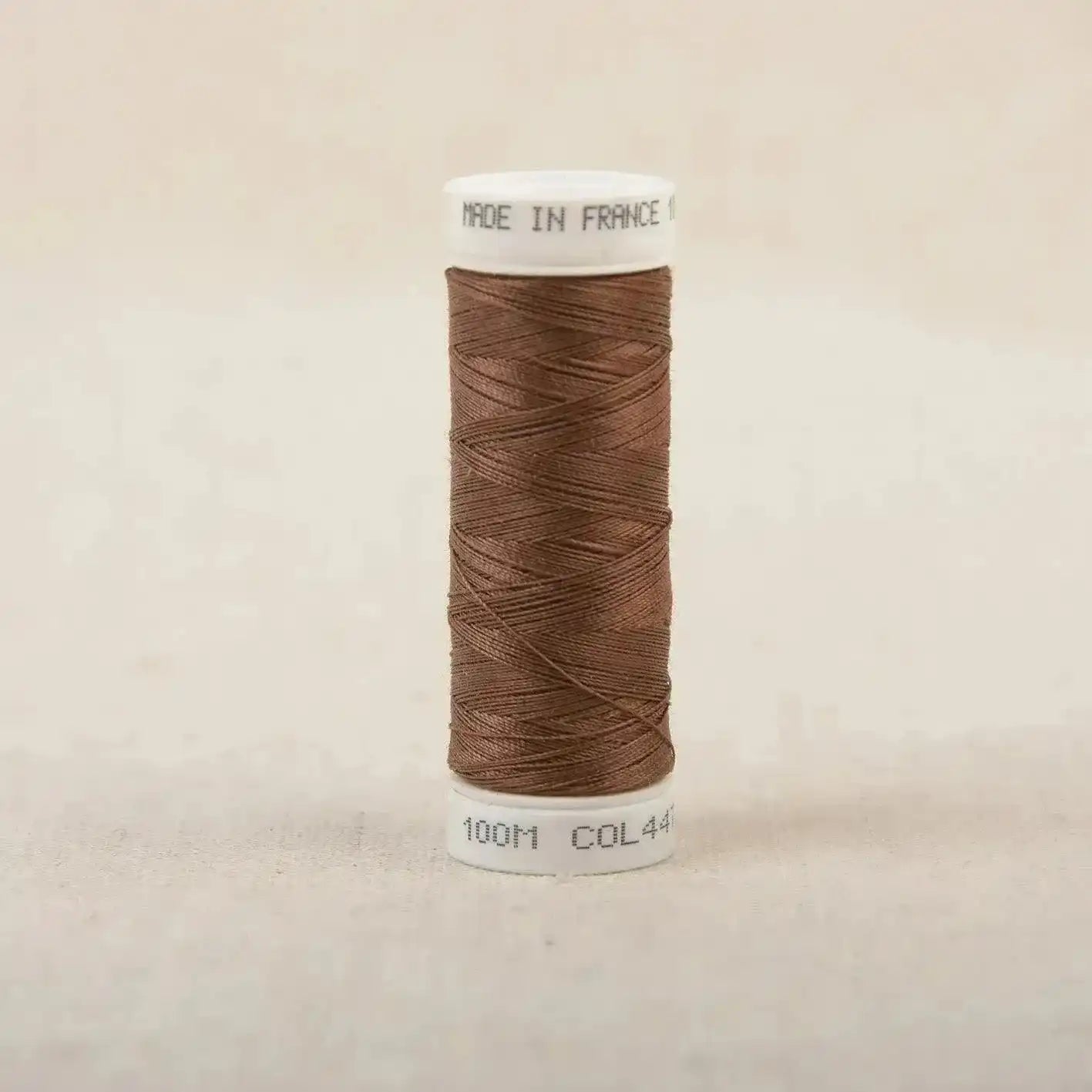 Fil à coudre marron