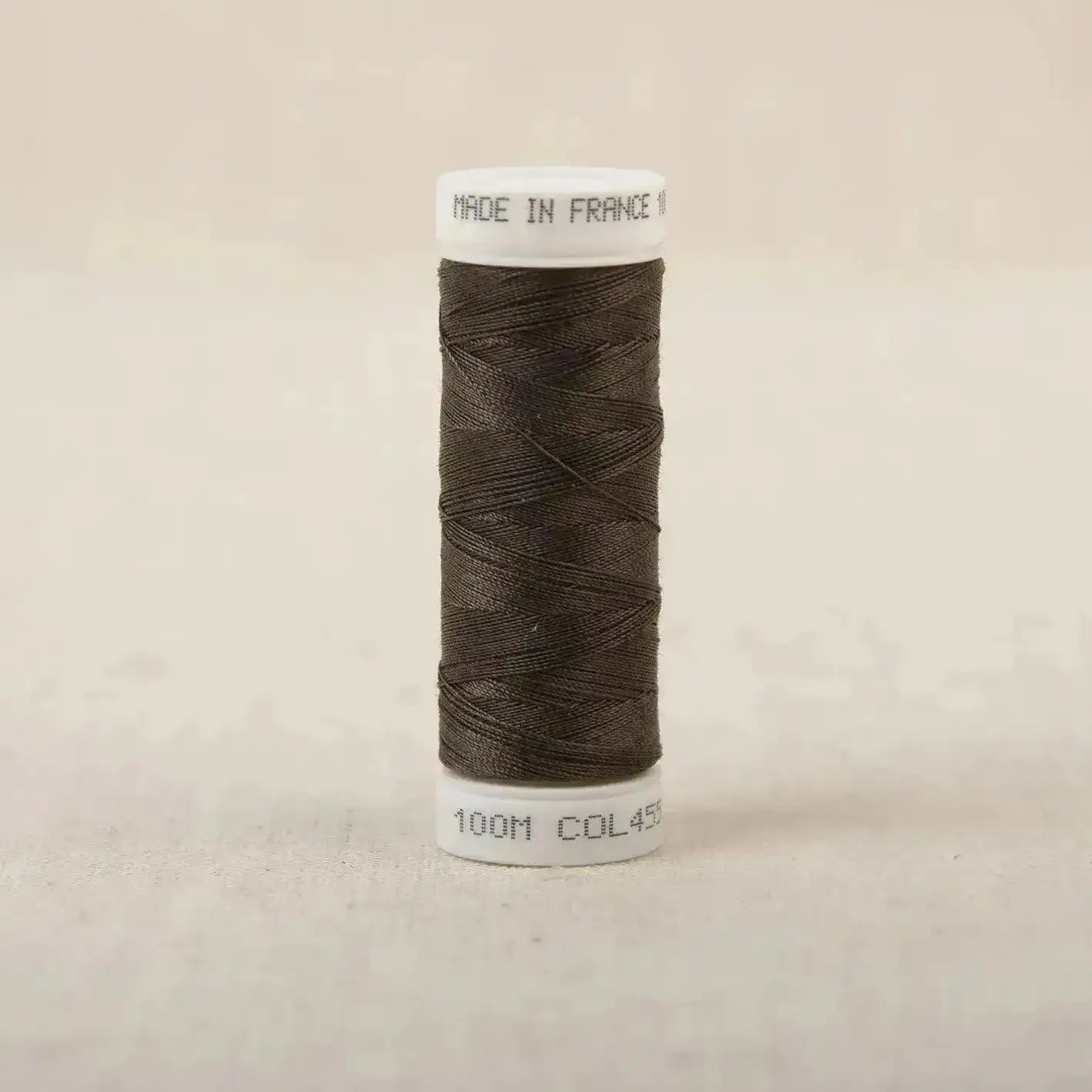 Fil à coudre marron