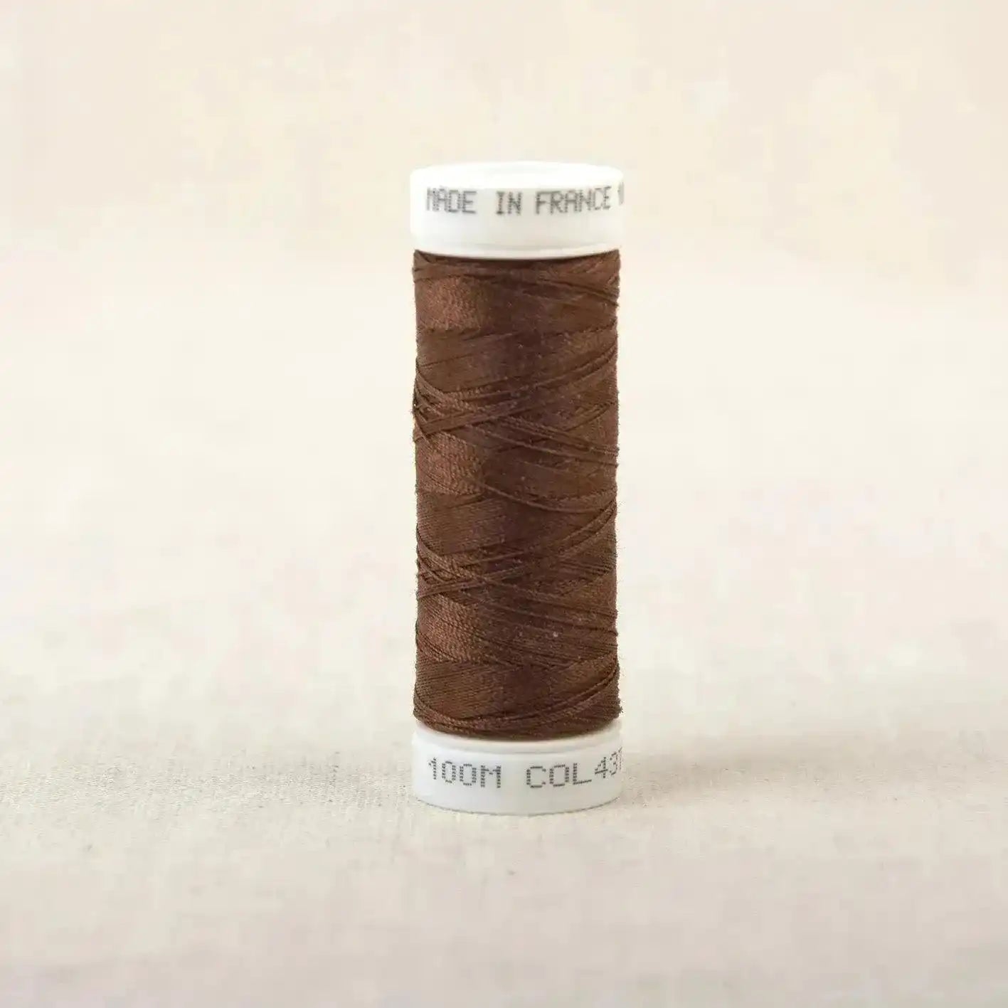 Fil à coudre marron