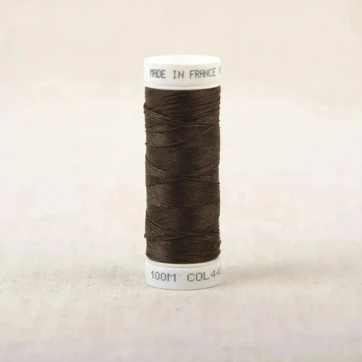 Fil à coudre marron