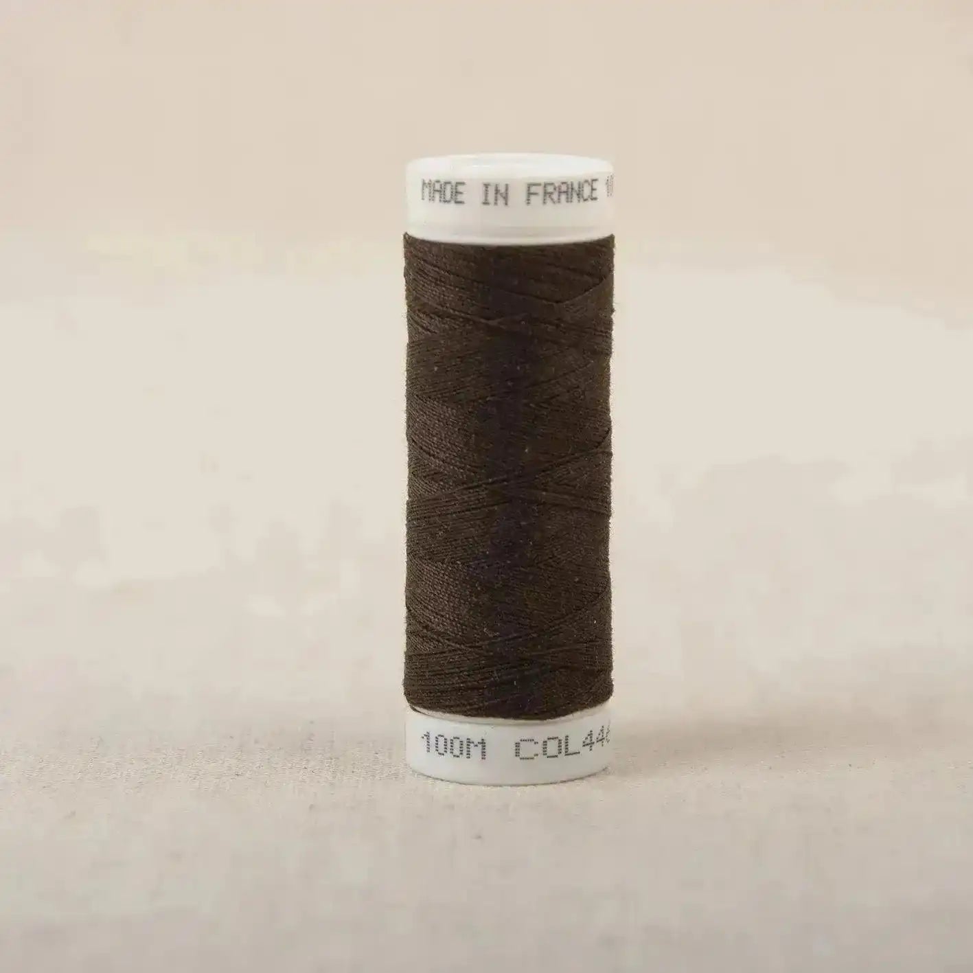 Fil à coudre marron