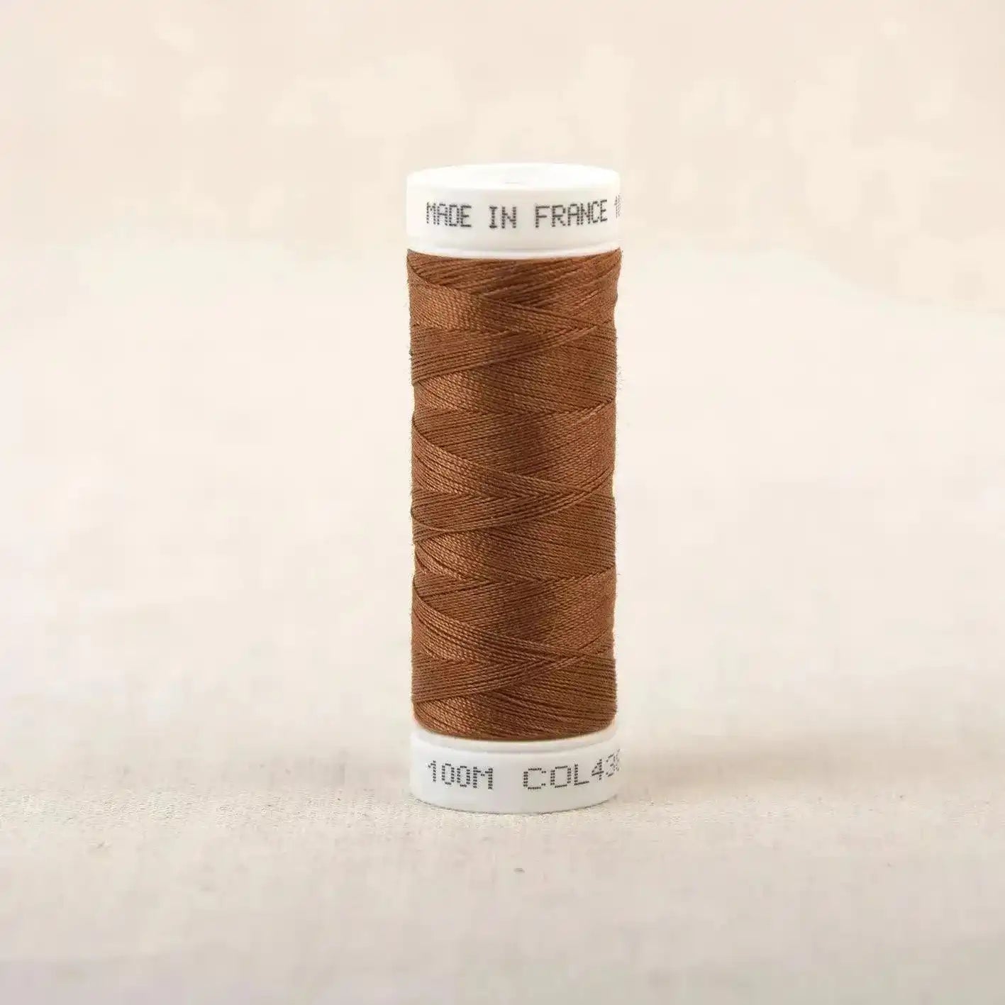 Fil à coudre marron