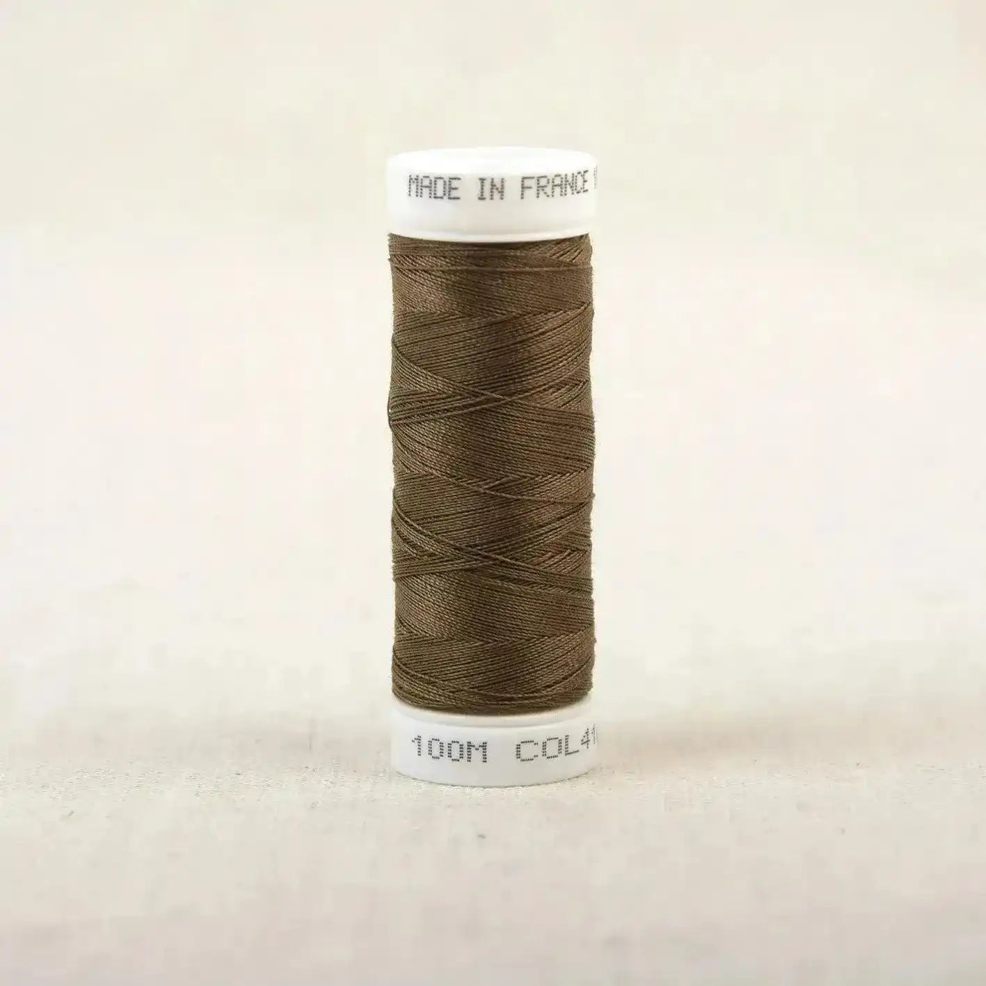 Fil à coudre marron