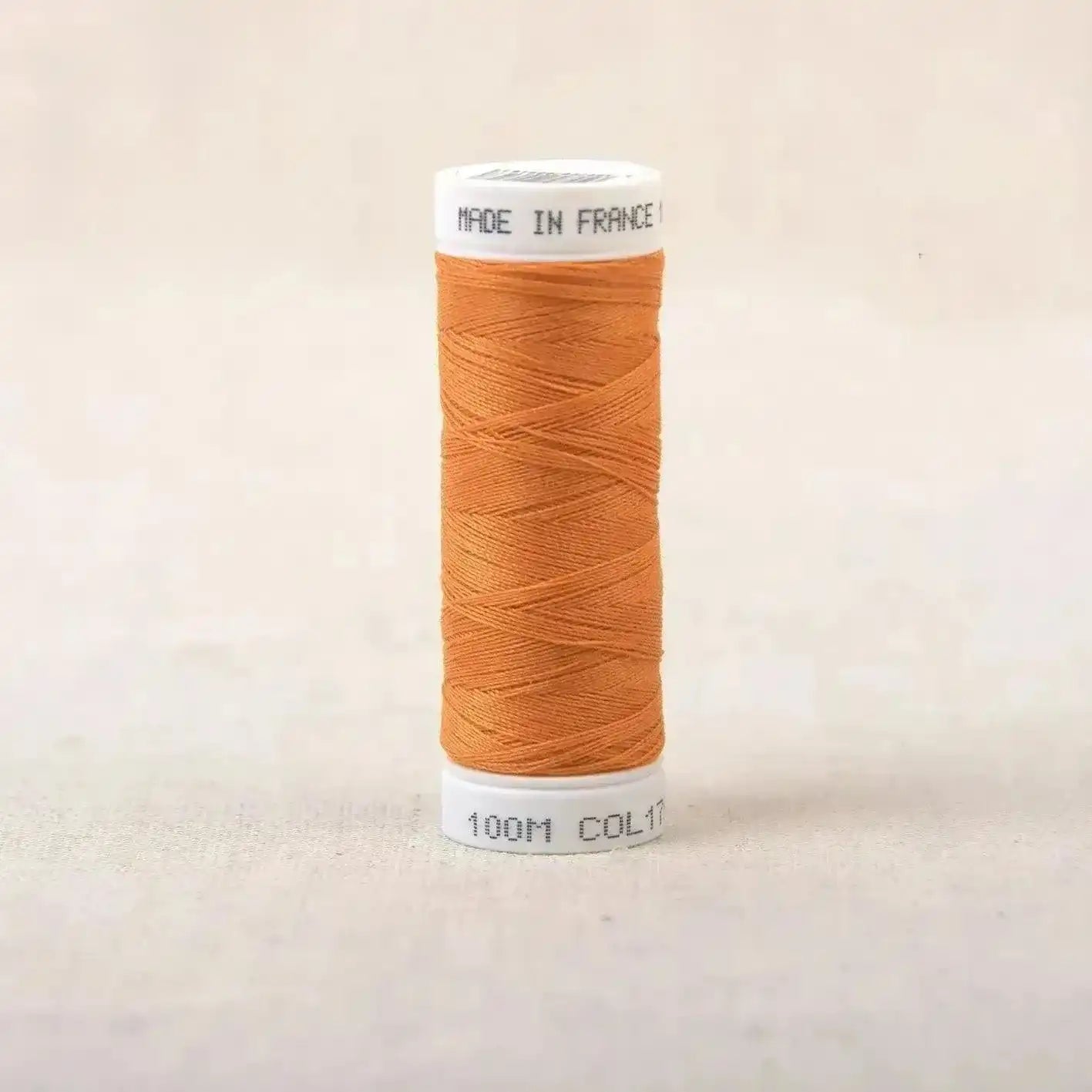 Fil à coudre orange