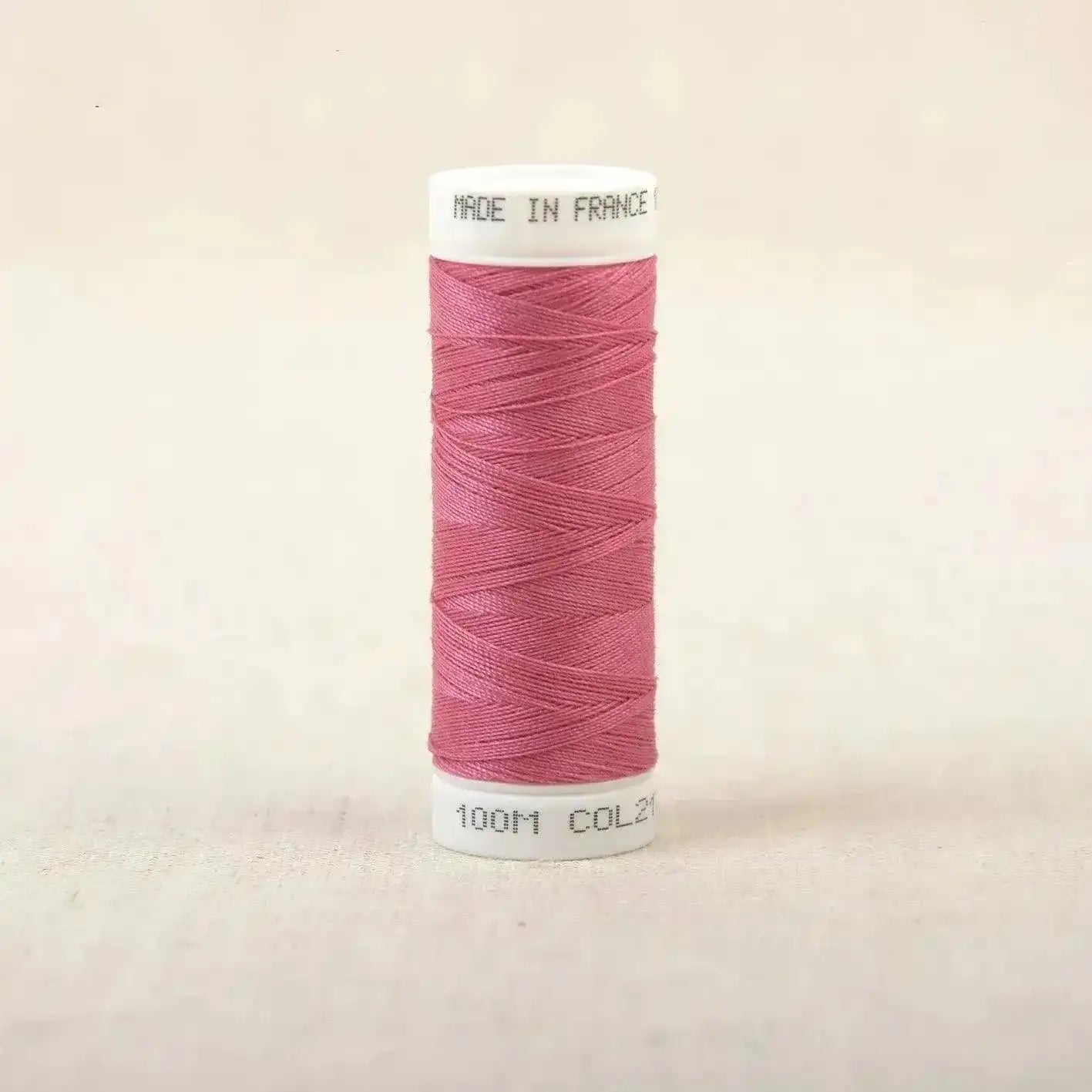 Fil à coudre rose