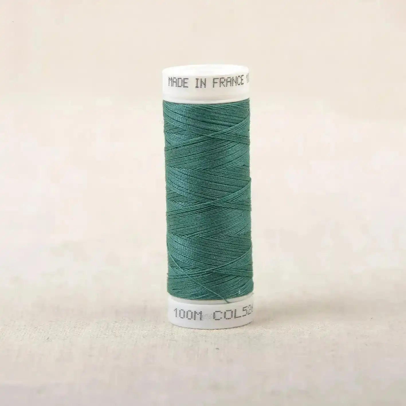 Fil à coudre vert