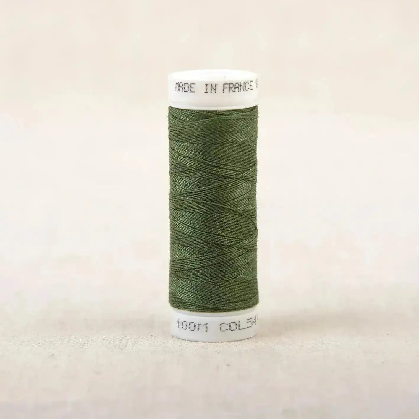 Fil à coudre vert