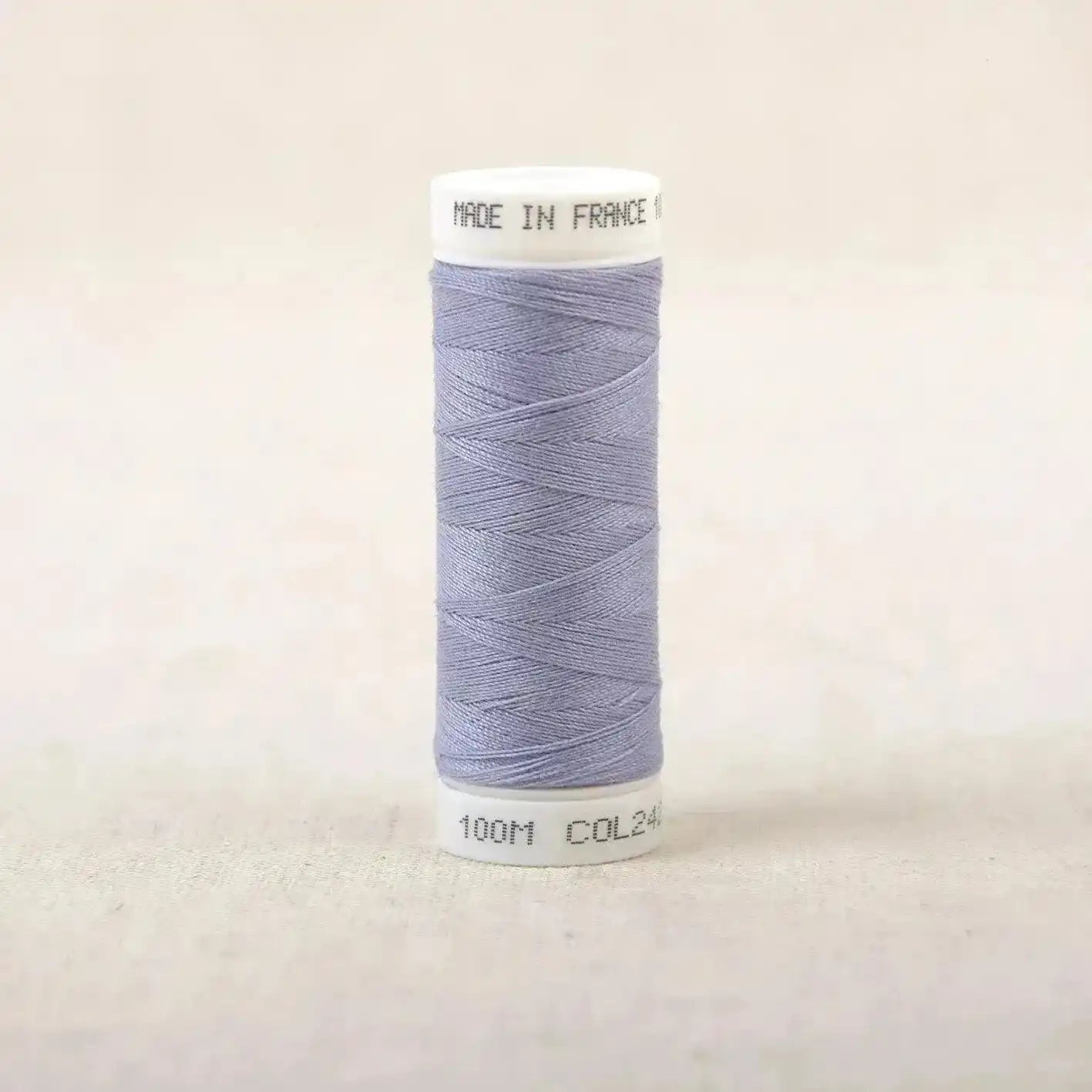 Fil à coudre violet