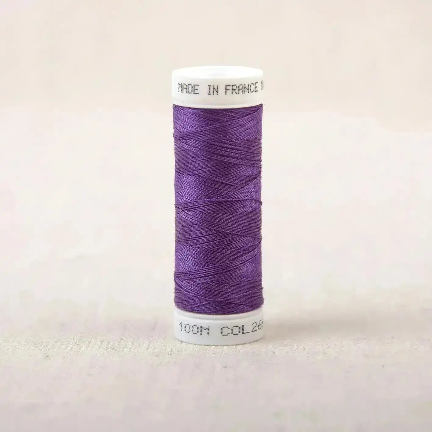 Fil à coudre violet