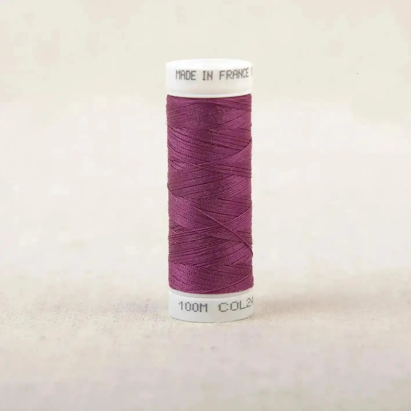 Fil à coudre violet