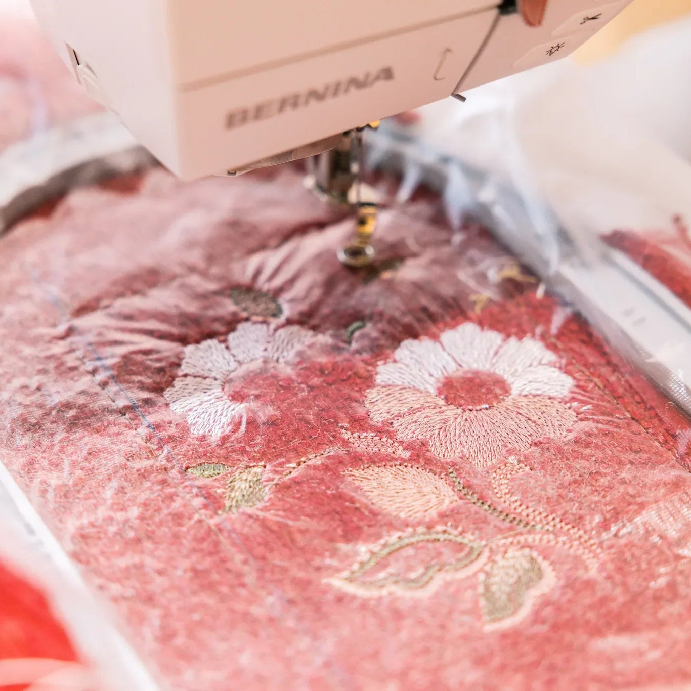 Machine à broder BERNINA 700 PRO — en situation, atelier de couture