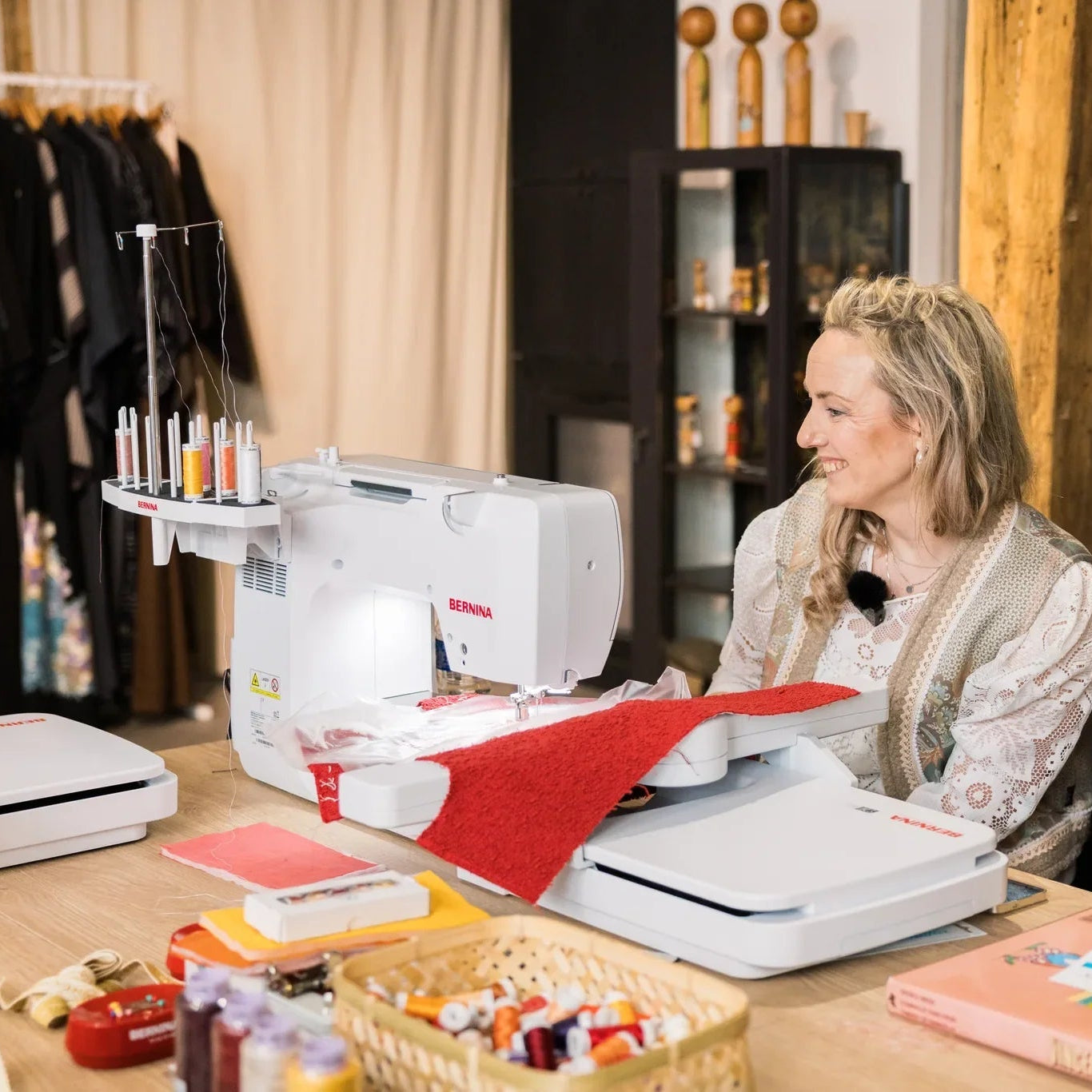 Machine à broder BERNINA 700 PRO — en situation, atelier de couture