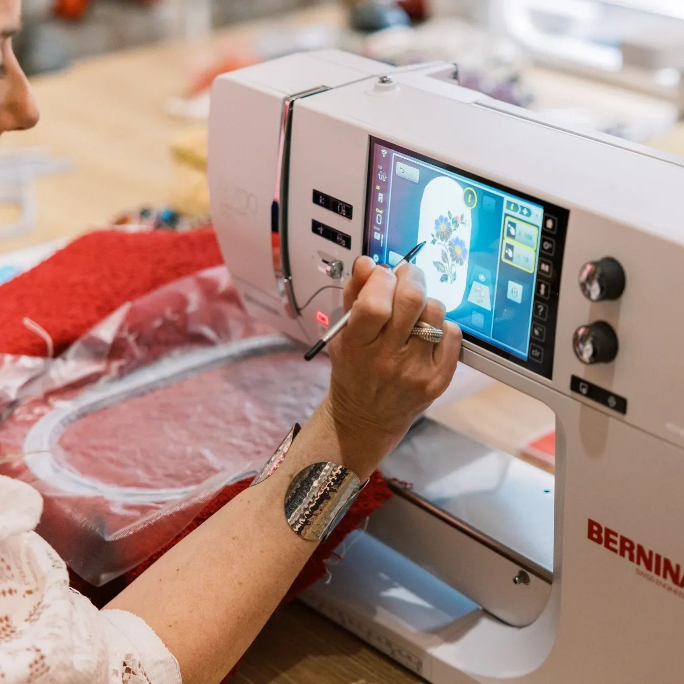 Machine à broder BERNINA 700 PRO — en situation, atelier de couture