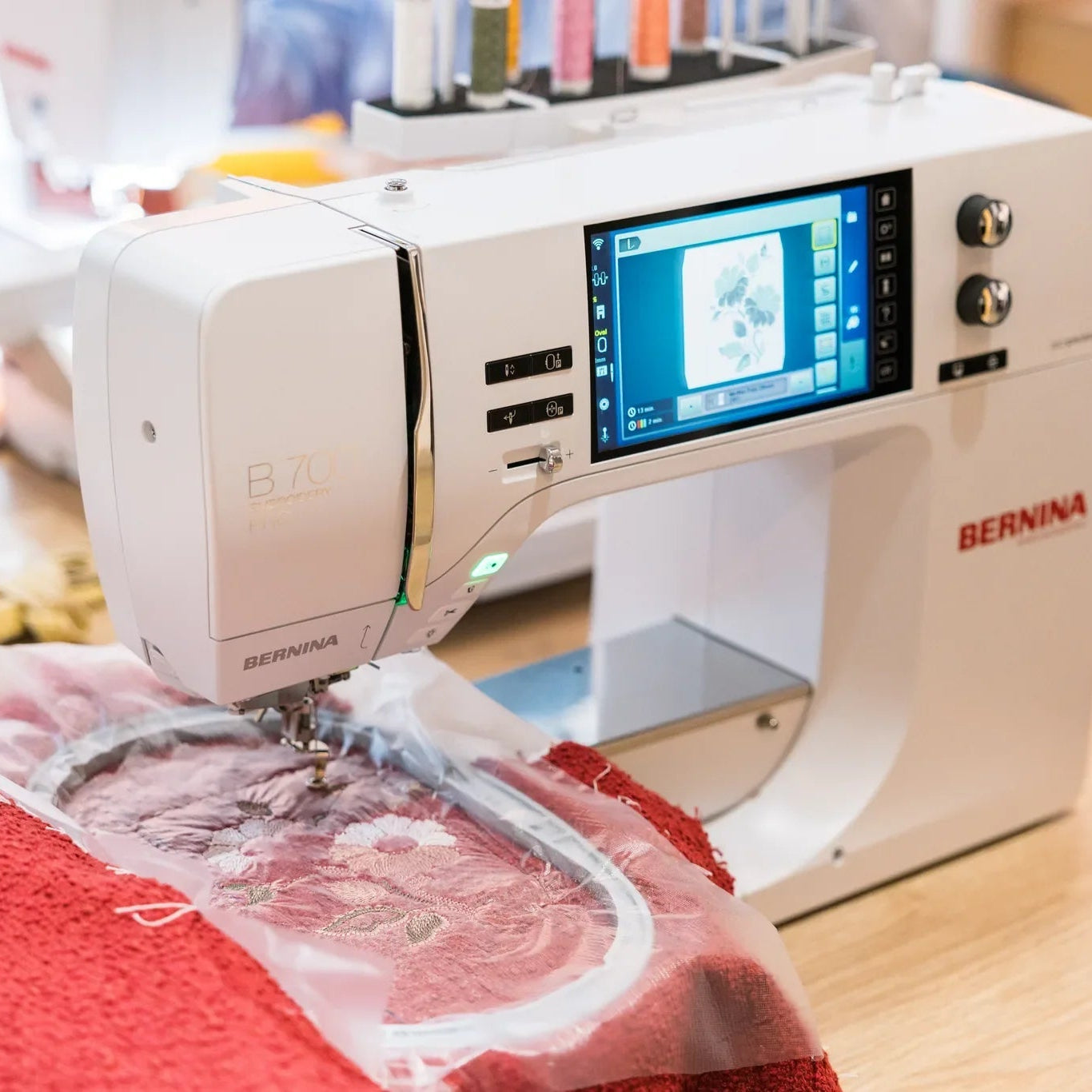Machine à broder BERNINA 700 PRO — en situation, atelier de couture