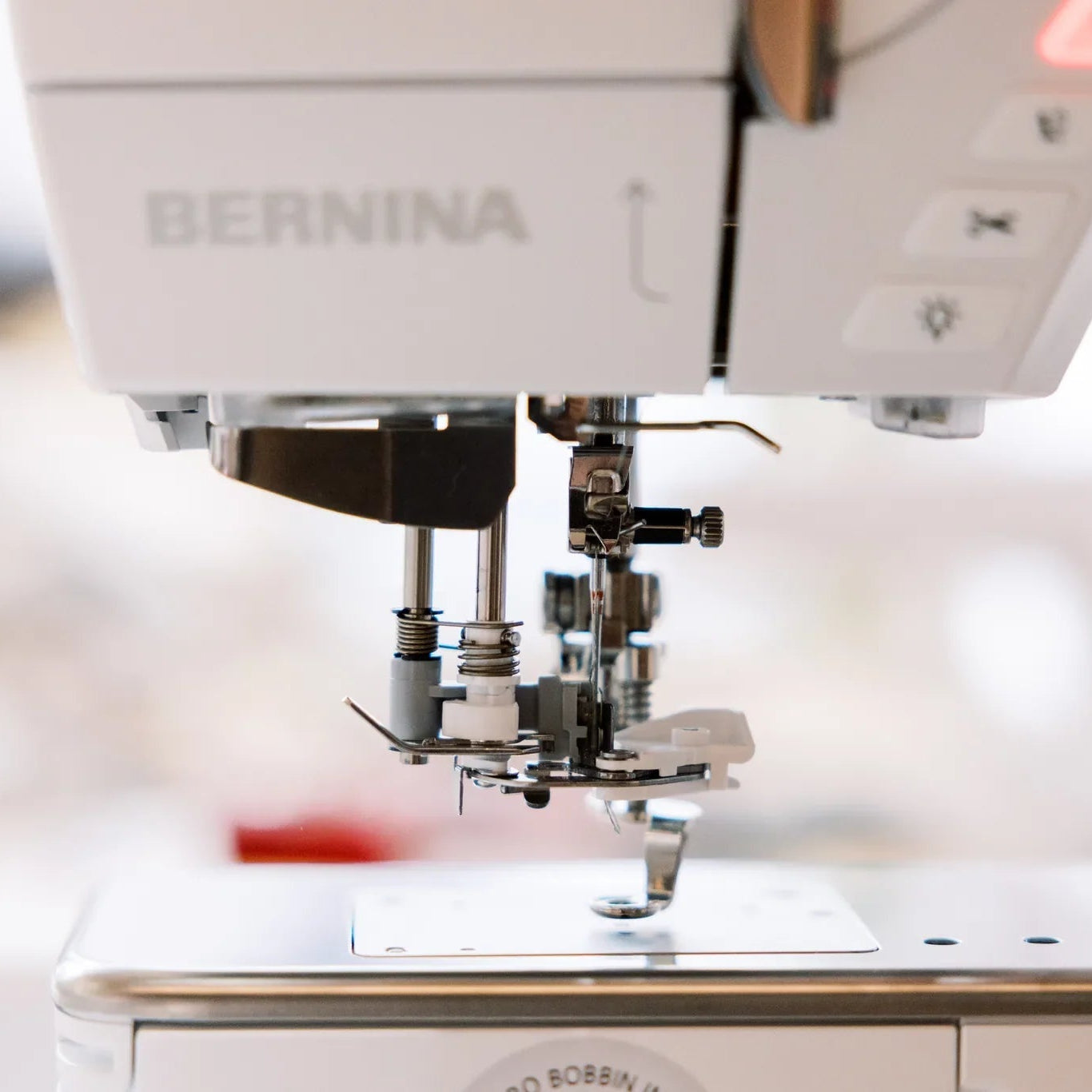 Machine à broder BERNINA 700 PRO — en situation, atelier de couture