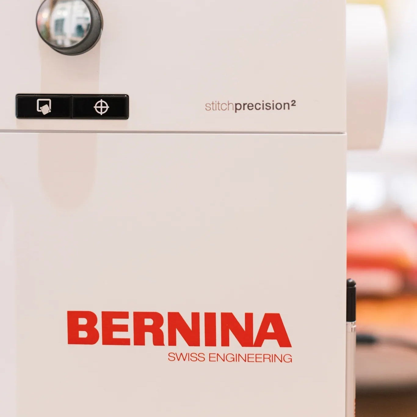 Machine à broder BERNINA 700 PRO — en situation, atelier de couture