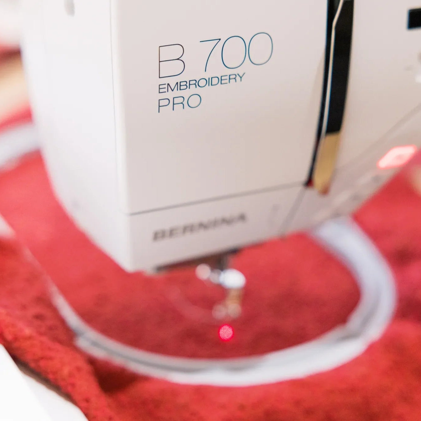 Machine à broder BERNINA 700 PRO — en situation, atelier de couture