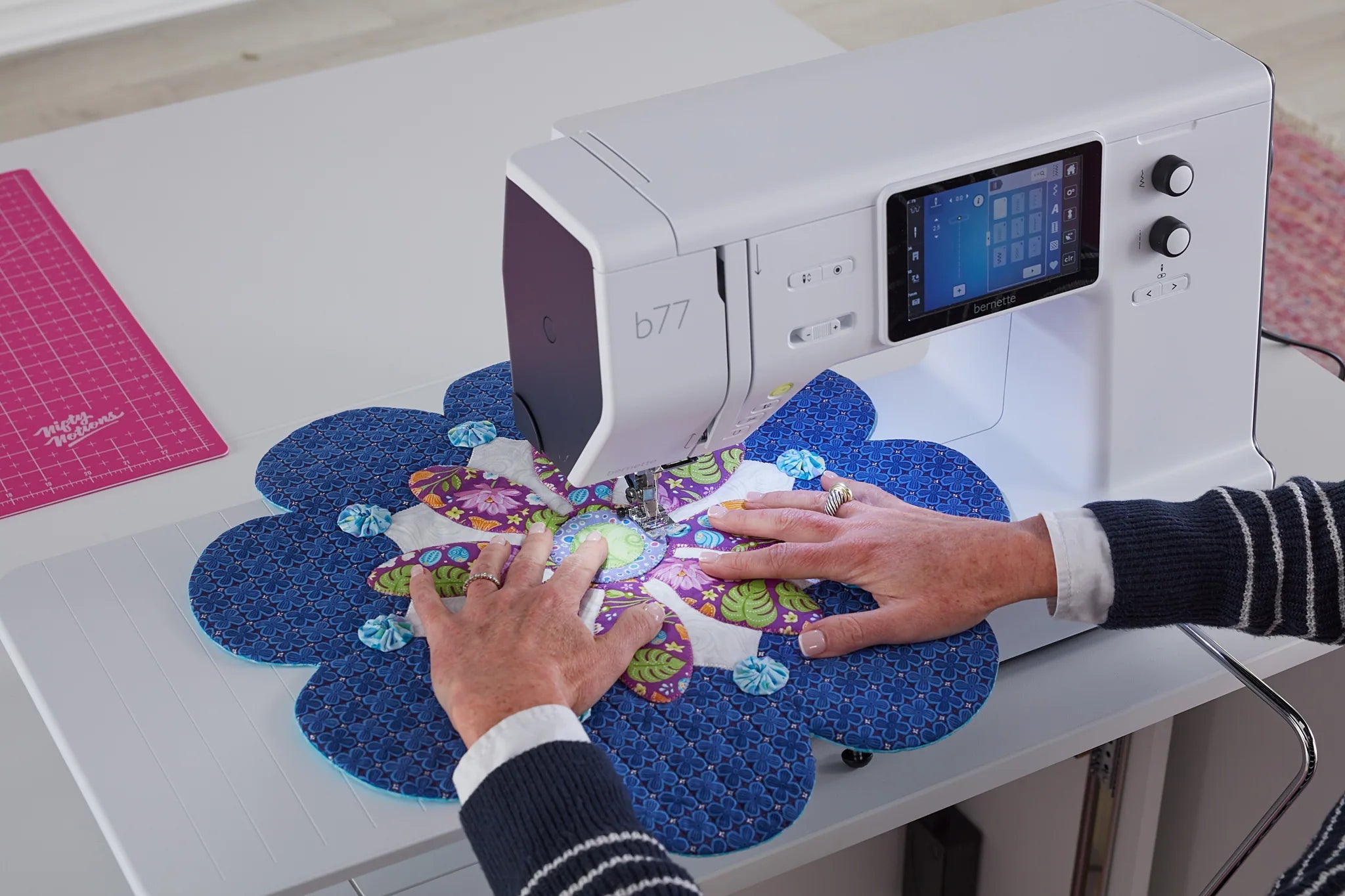 Machine à coudre bernette 77 — en couture, en situation