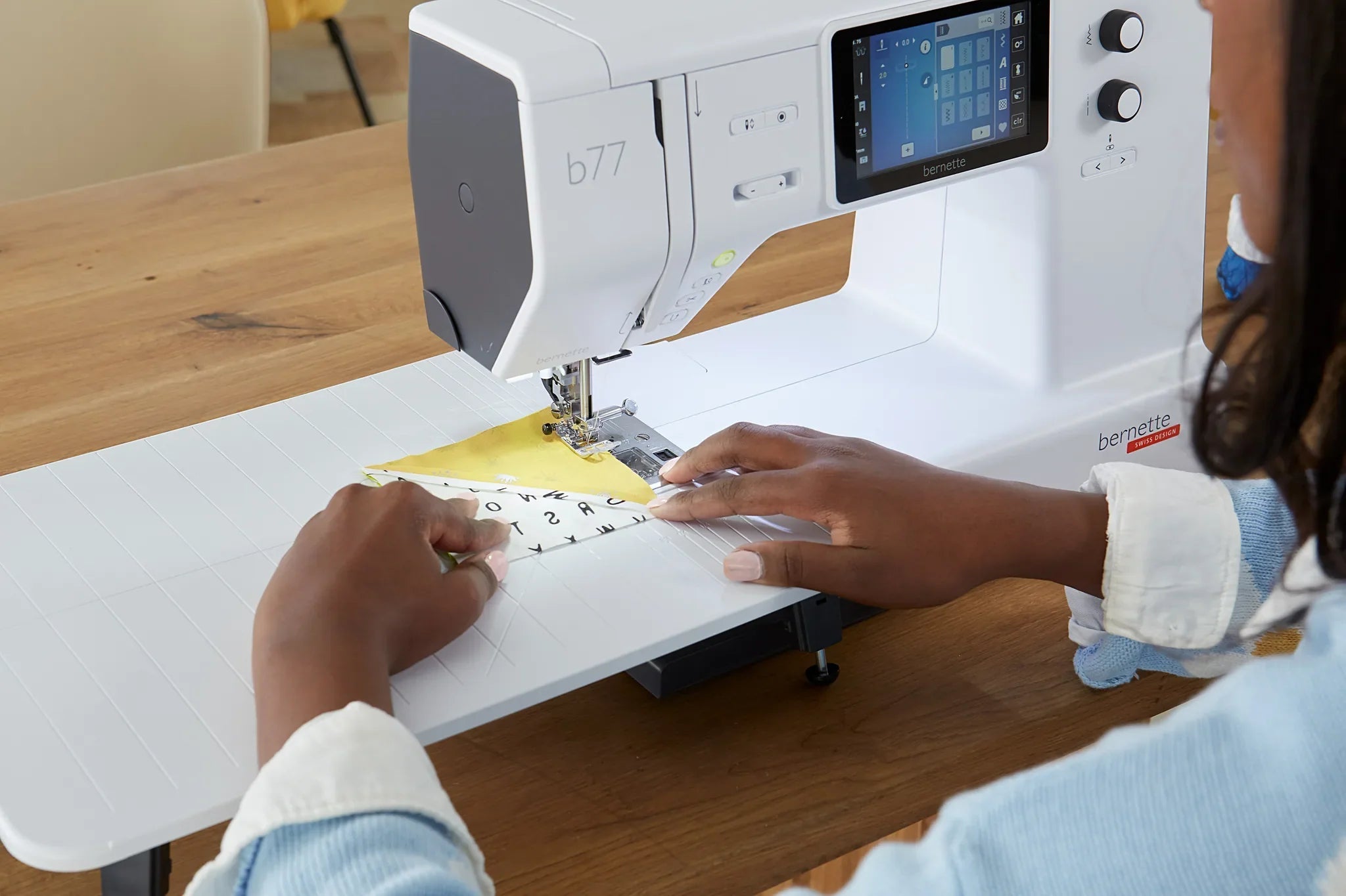 Machine à coudre bernette 77 — en situation