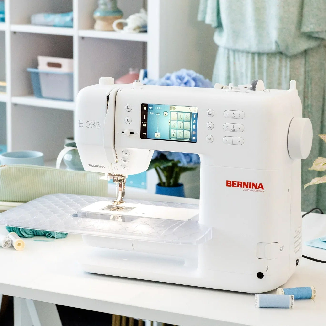 Machine à coudre BERNINA 335 — en situation