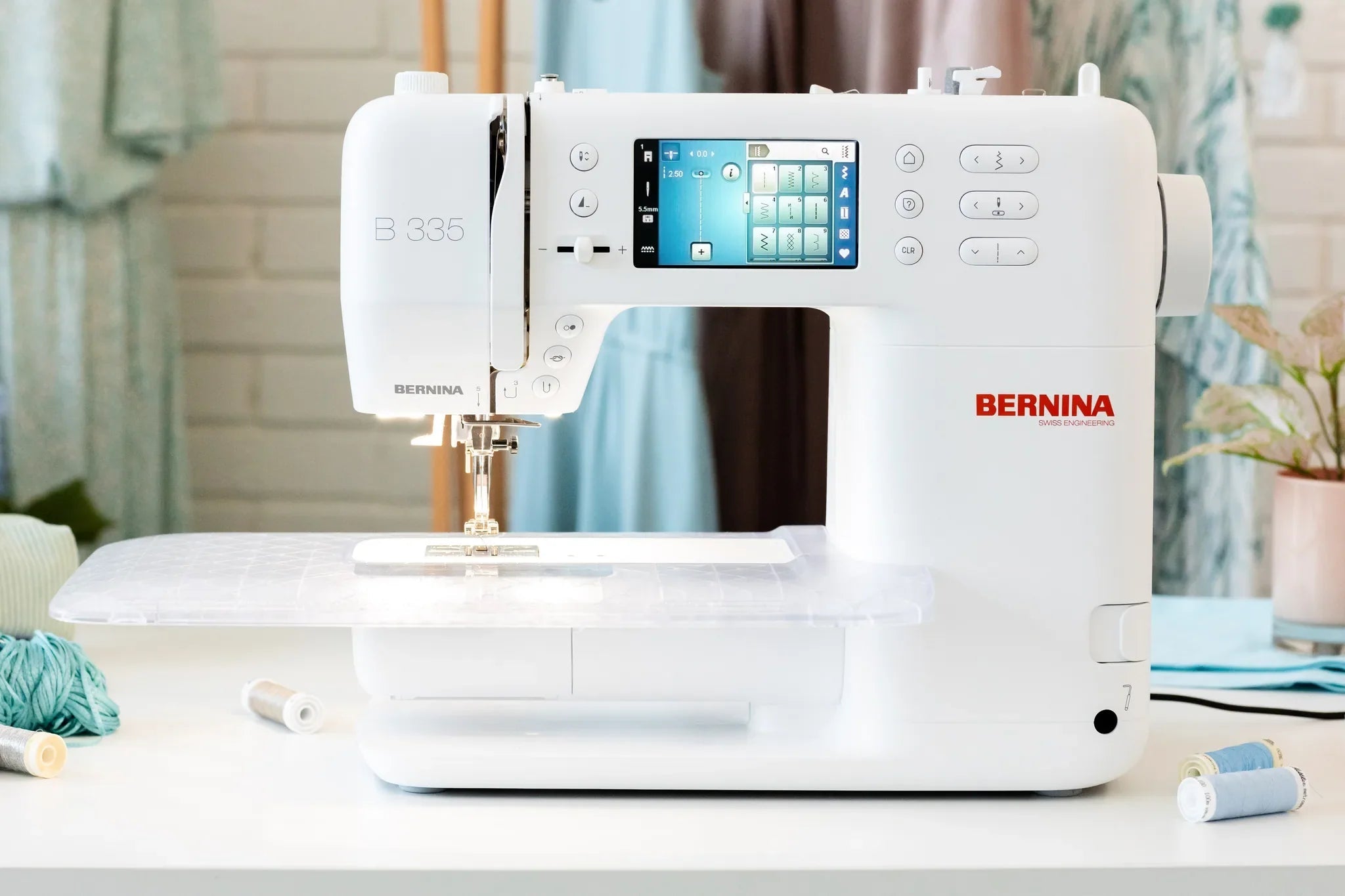 Machine à coudre BERNINA 335 — en situation