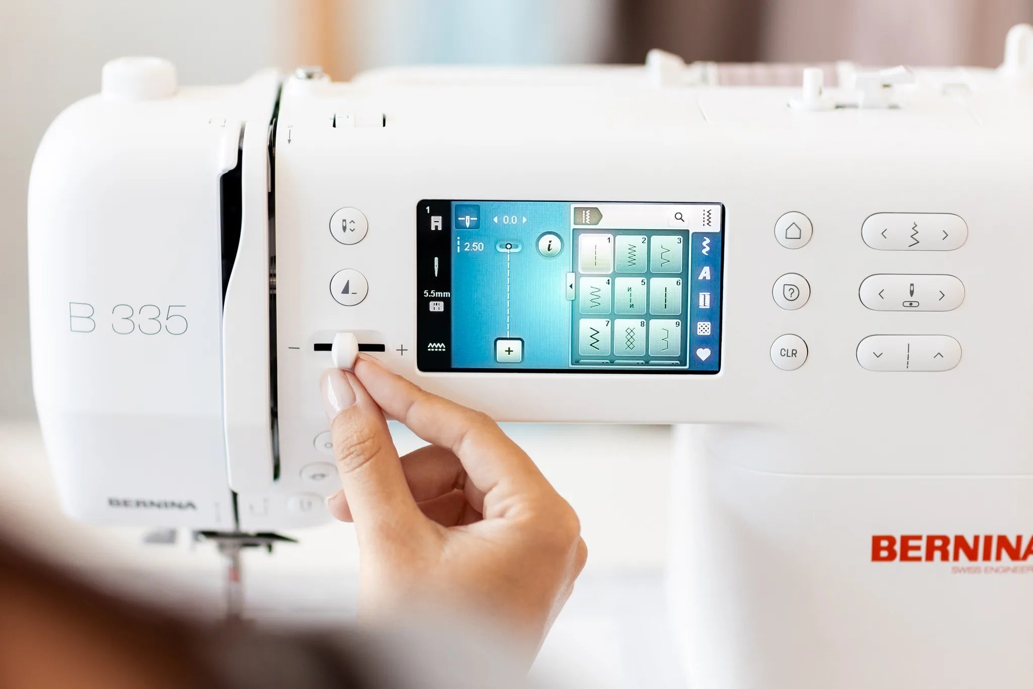 Machine à coudre BERNINA 335 — en situation